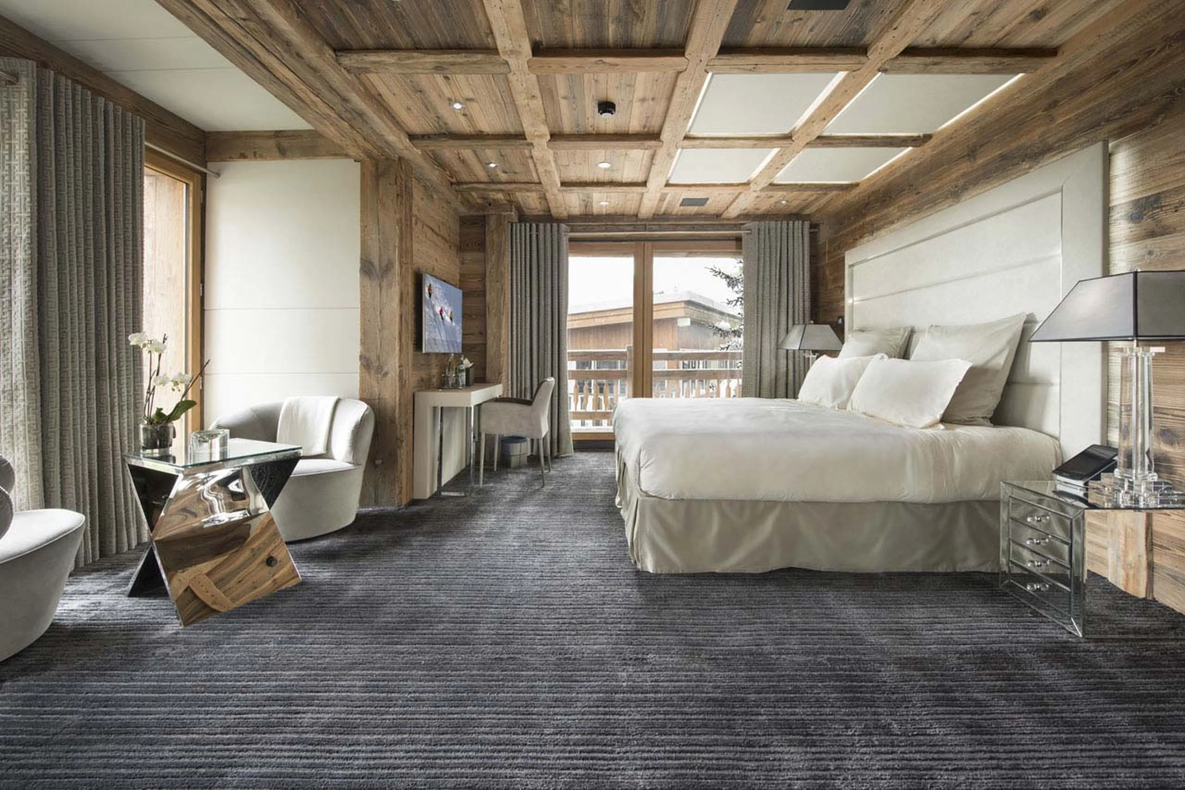 Double bedroom with king-size/twin beds and access to the terrace of Chalet Owens of Courchevel 1850