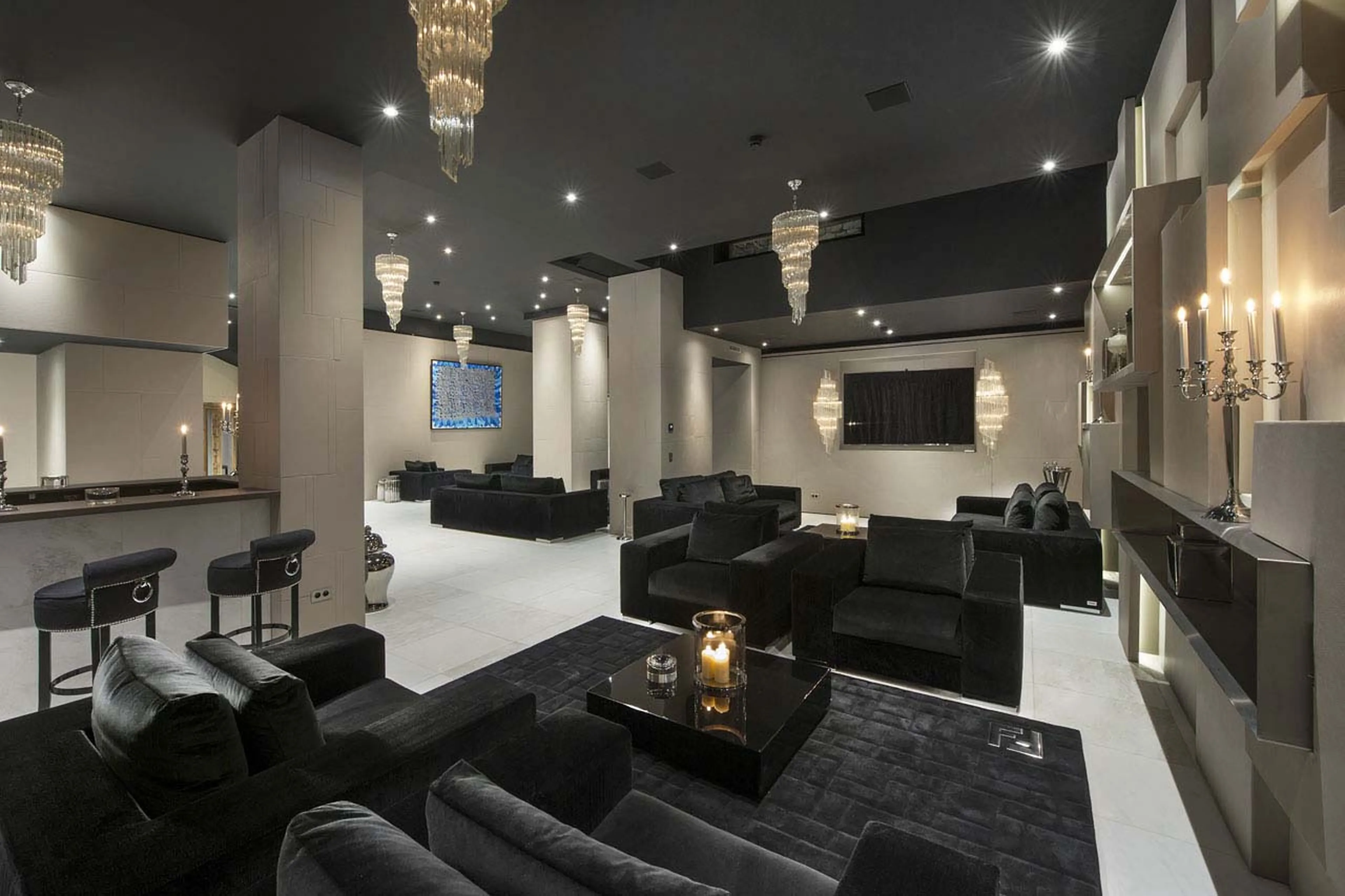 Lounge and bar in the entertainment area of Chalet Owens in Courchevel 1850