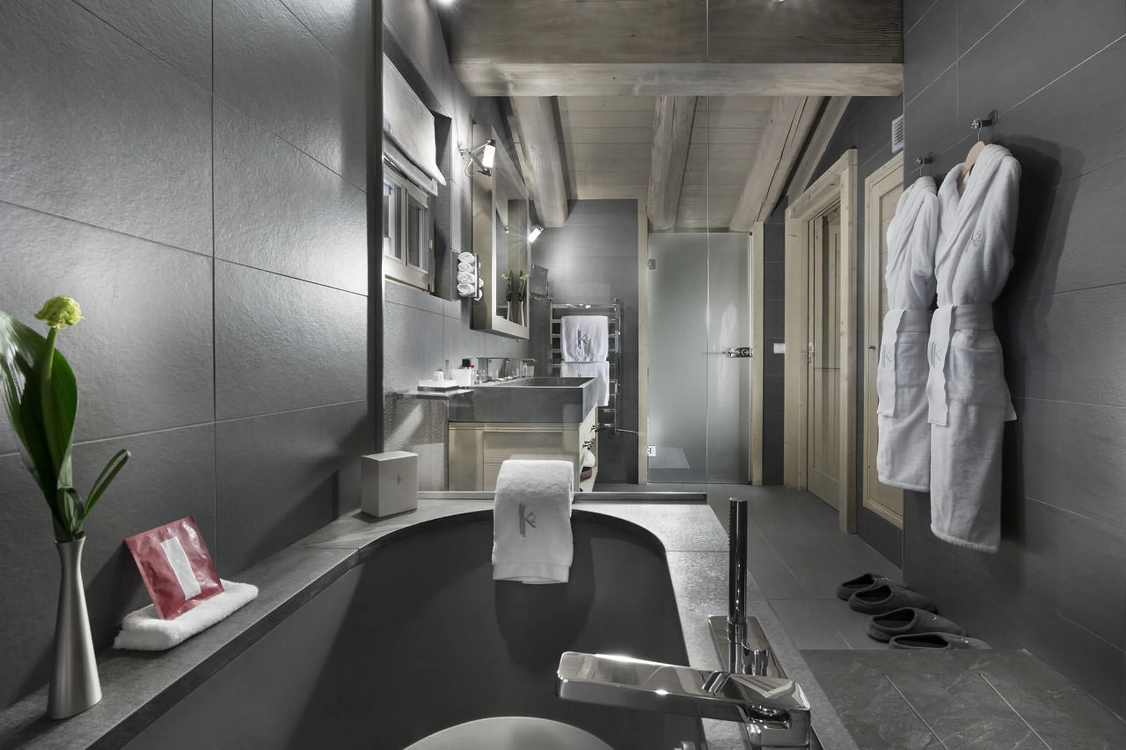 Bathtub and shower at Chalet Panmah in Courchevel 1850