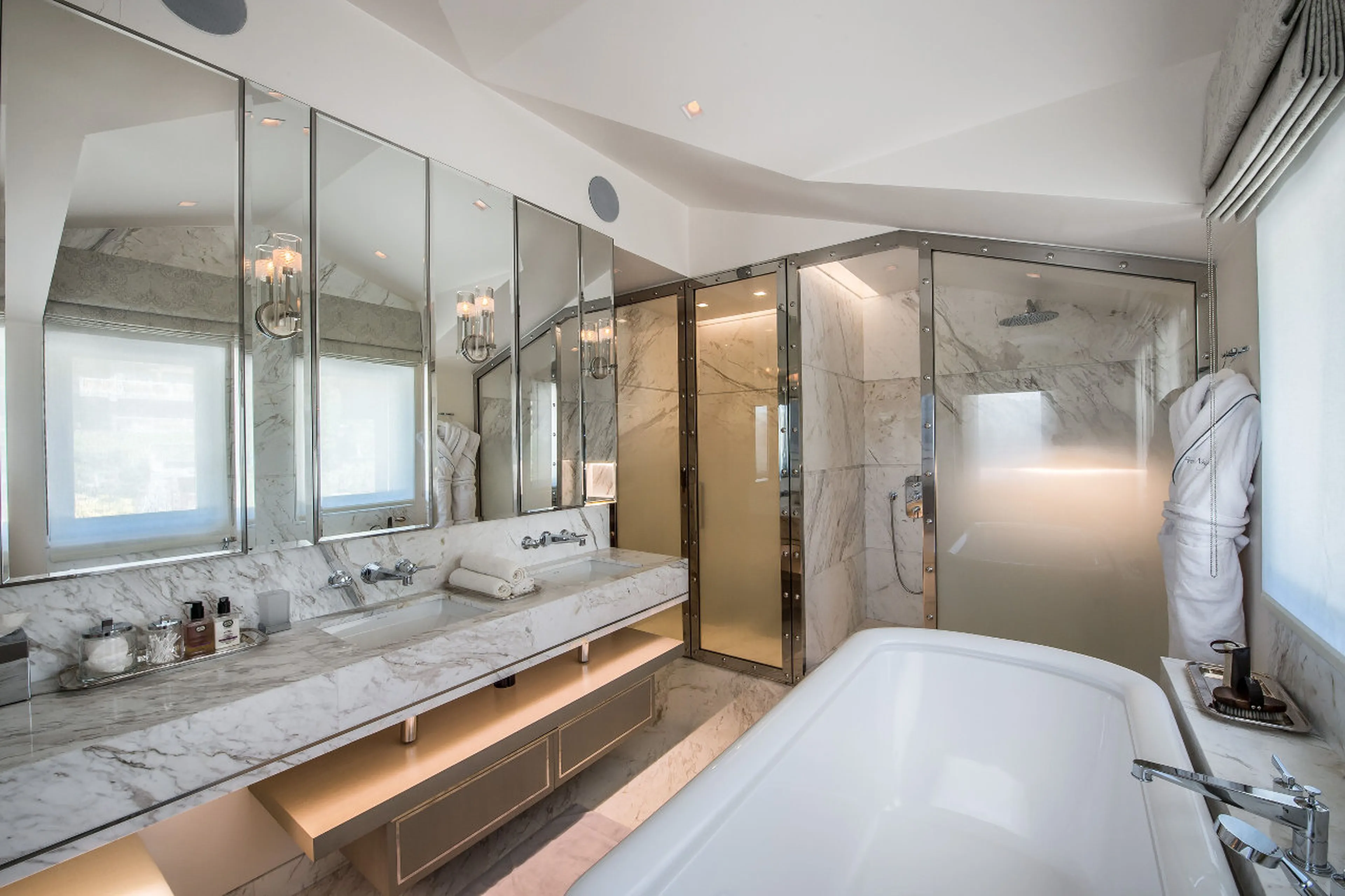En-suite bathroom with bath, shower and double basin in chalet Perce Neige, Courchevel 1850