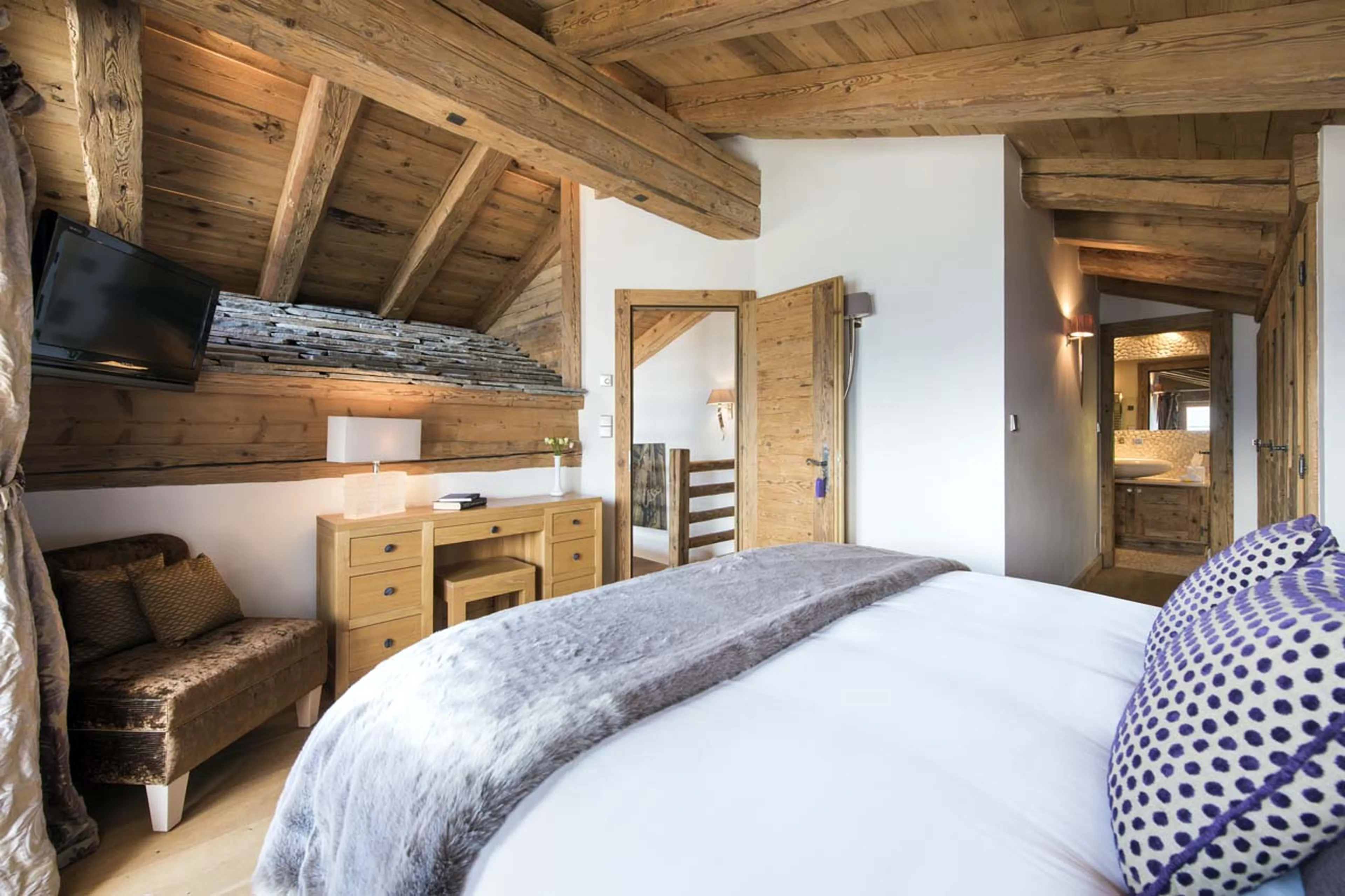 Desk in bedroom one at Chalet Petit Ours in Verbier