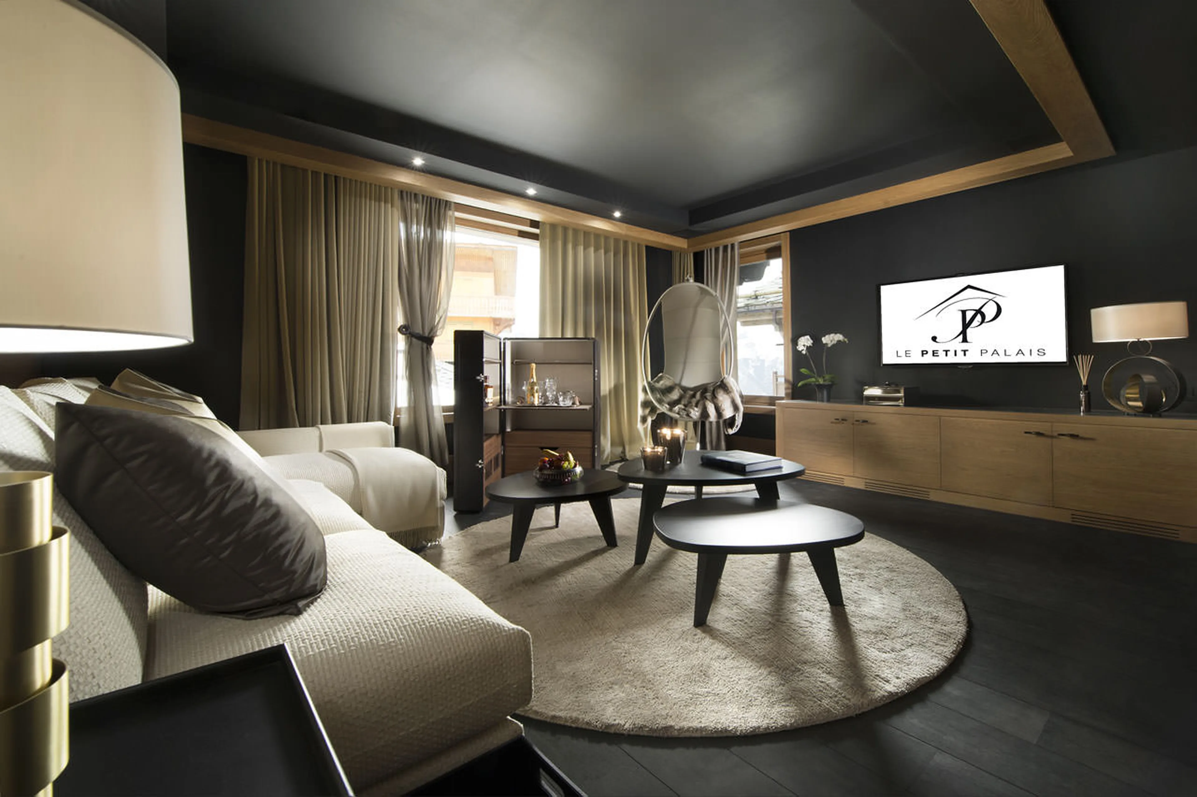 Master bedroom lounge in chalet Le Petit Palais in Courchevel 1850