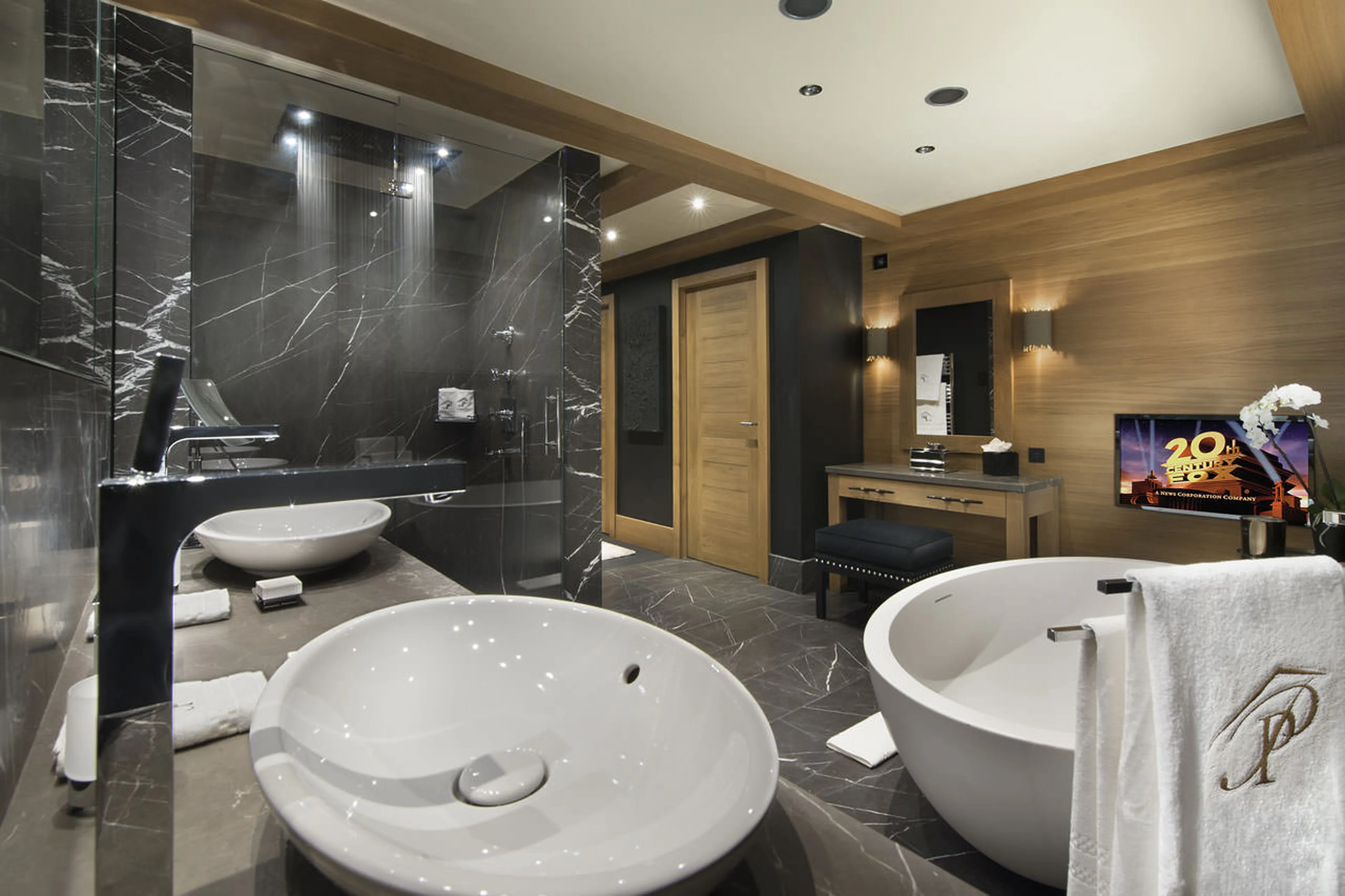 En suite bathroom of the master bedroom in chalet Le Petit Palais in Courchevel 1850
