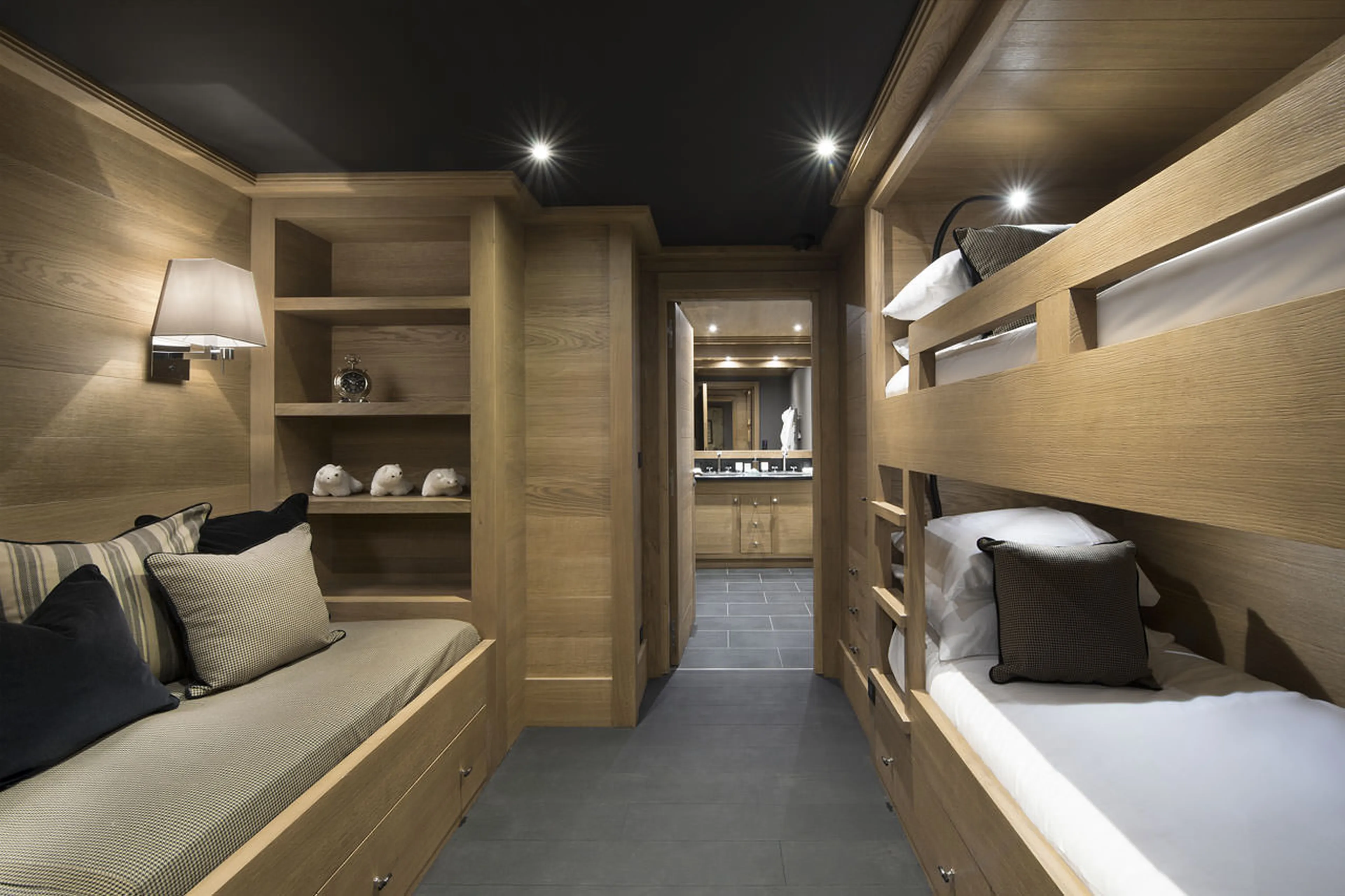 Room with a bunkbed and a sofa bed in chalet Le Petit Palais in Courchevel 1850