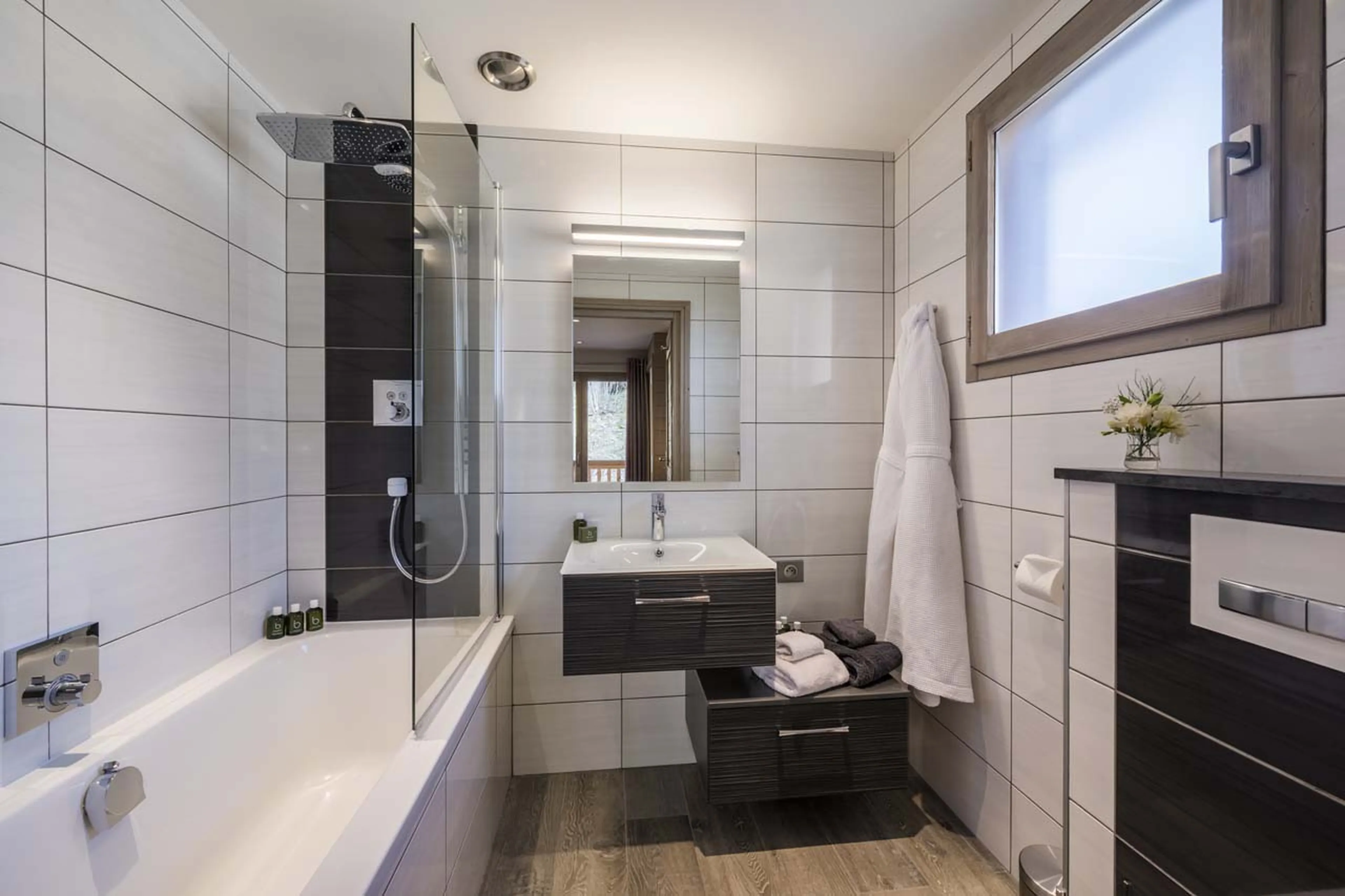 Pembroke bathroom at Chalet Pont du Cam in Meribel