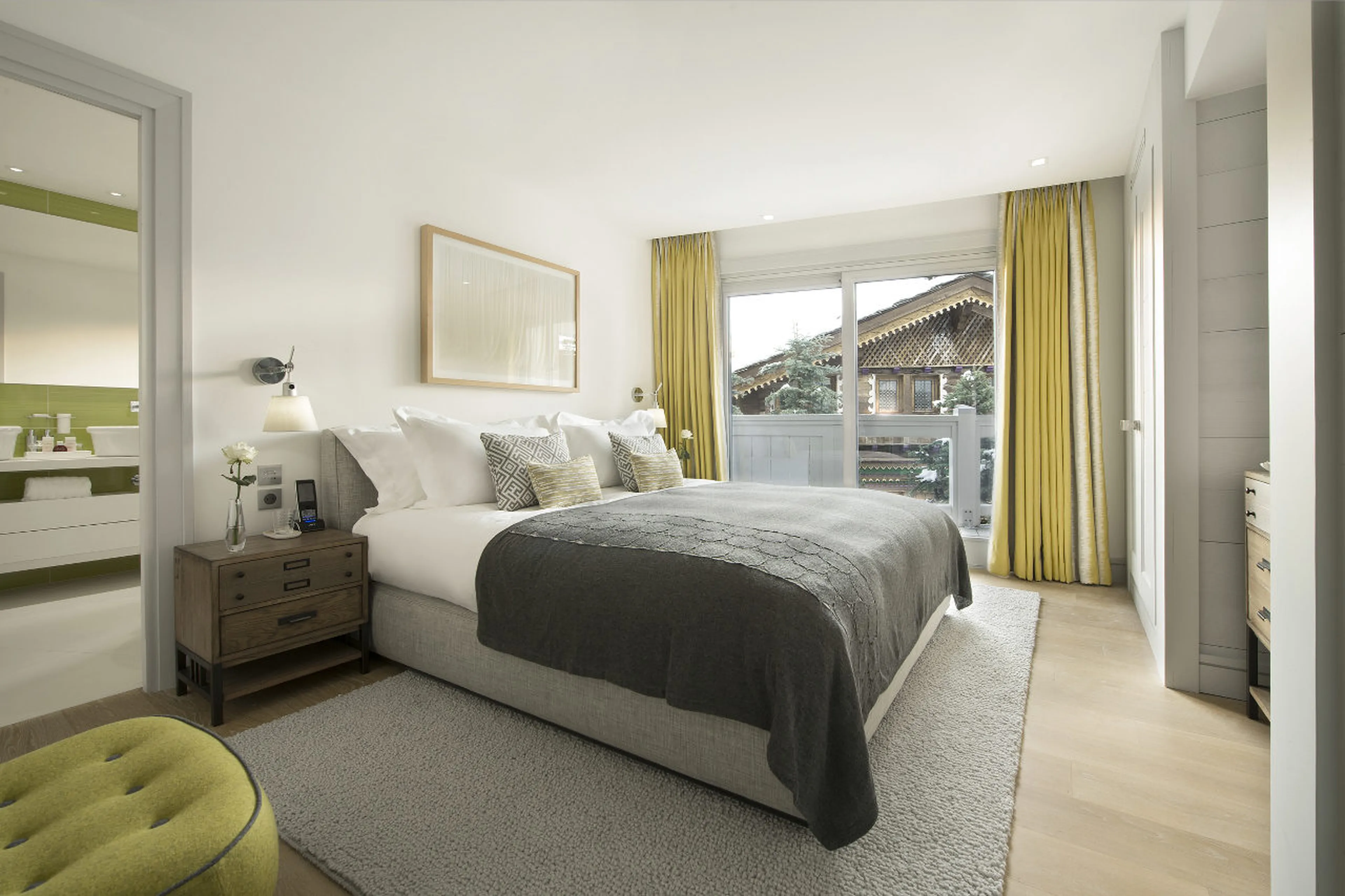 En-suite double bedroom with dressing room in Chalet Pow Pow, Courchevel 1850