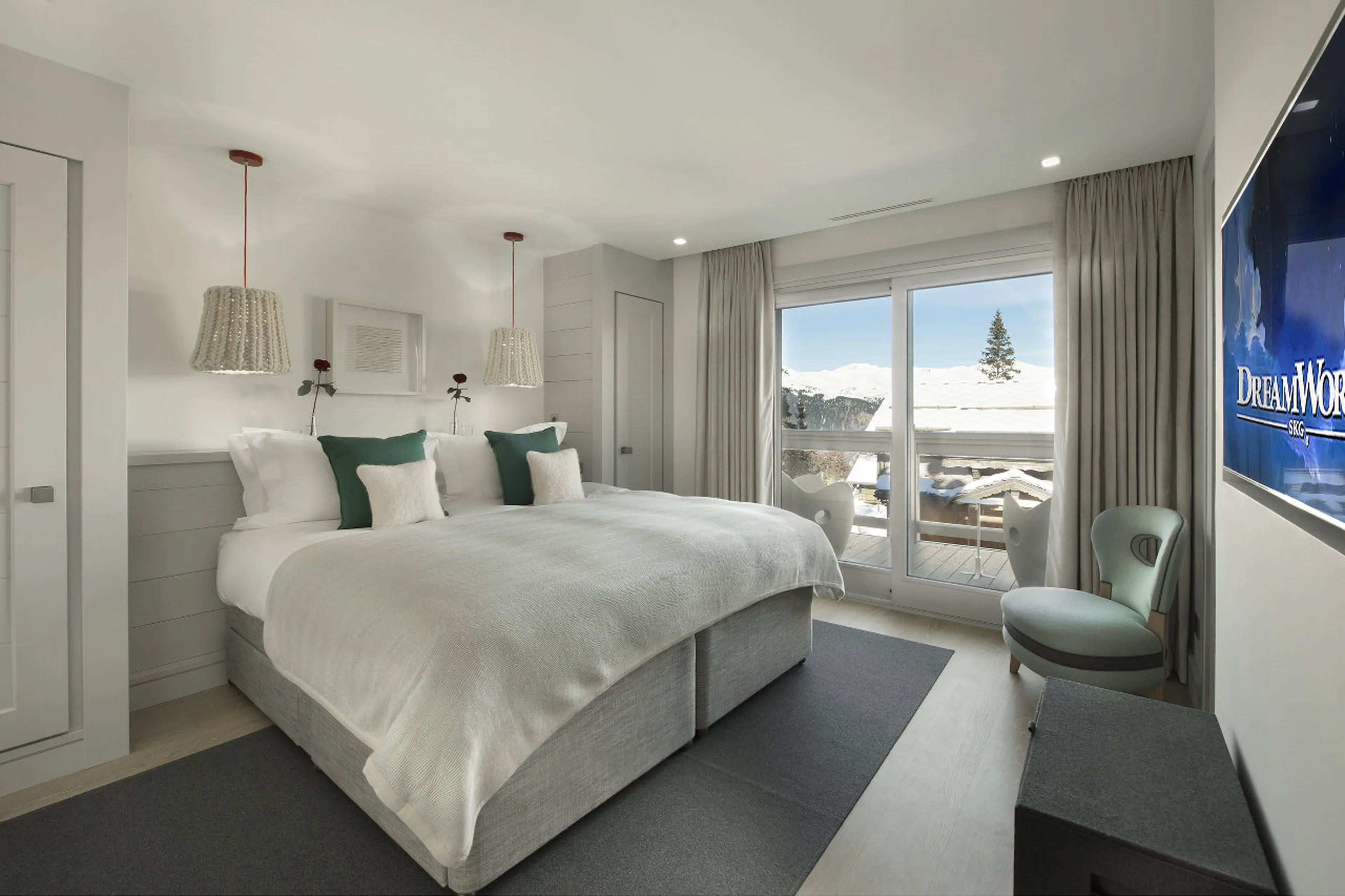 Double bedroom adapted for handicapped persons in Chalet Pow Pow, Courchevel 1850