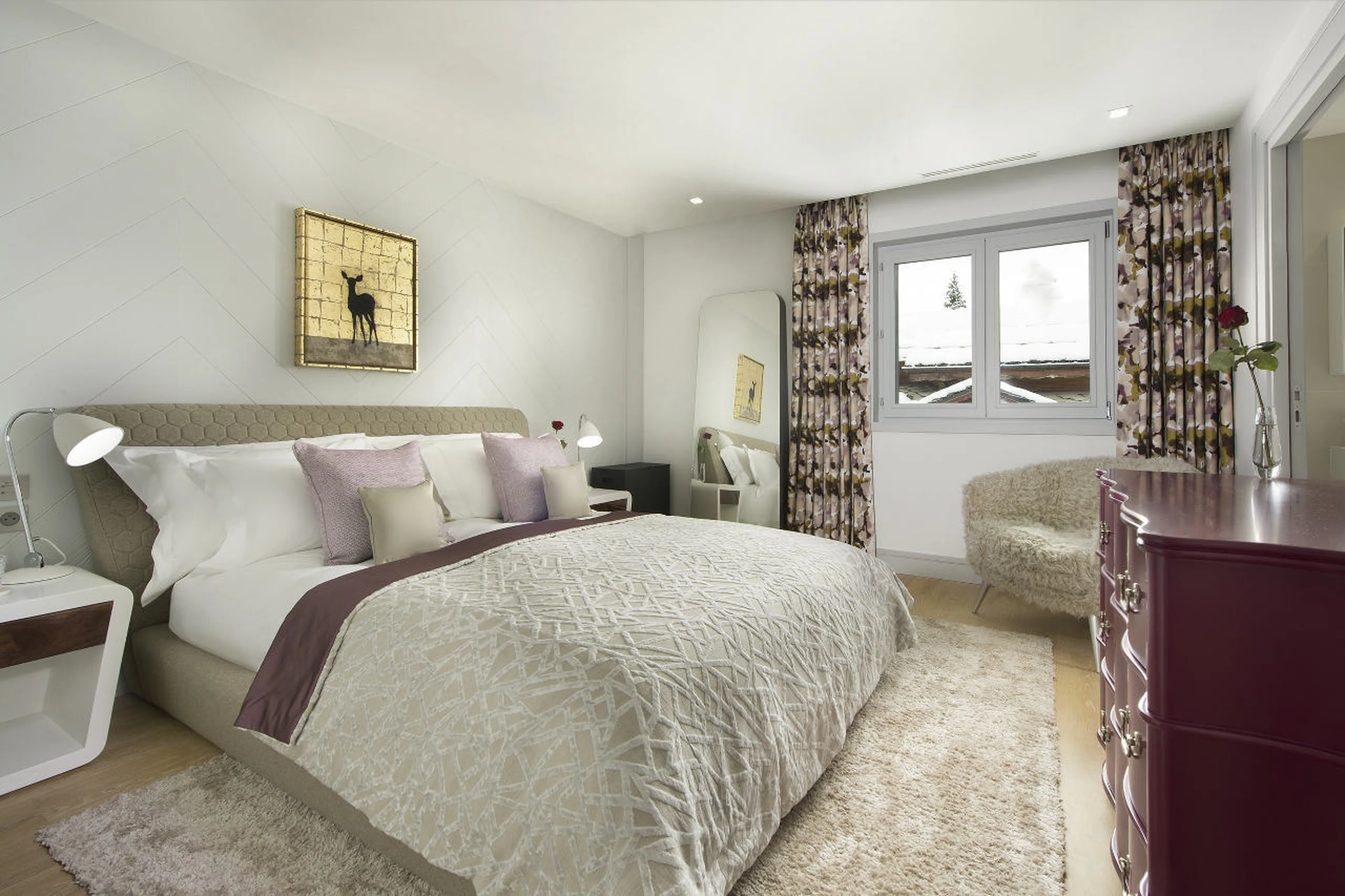 Double bedroom with en-suite bathroom in Chalet Pow Pow, Courchevel 1850