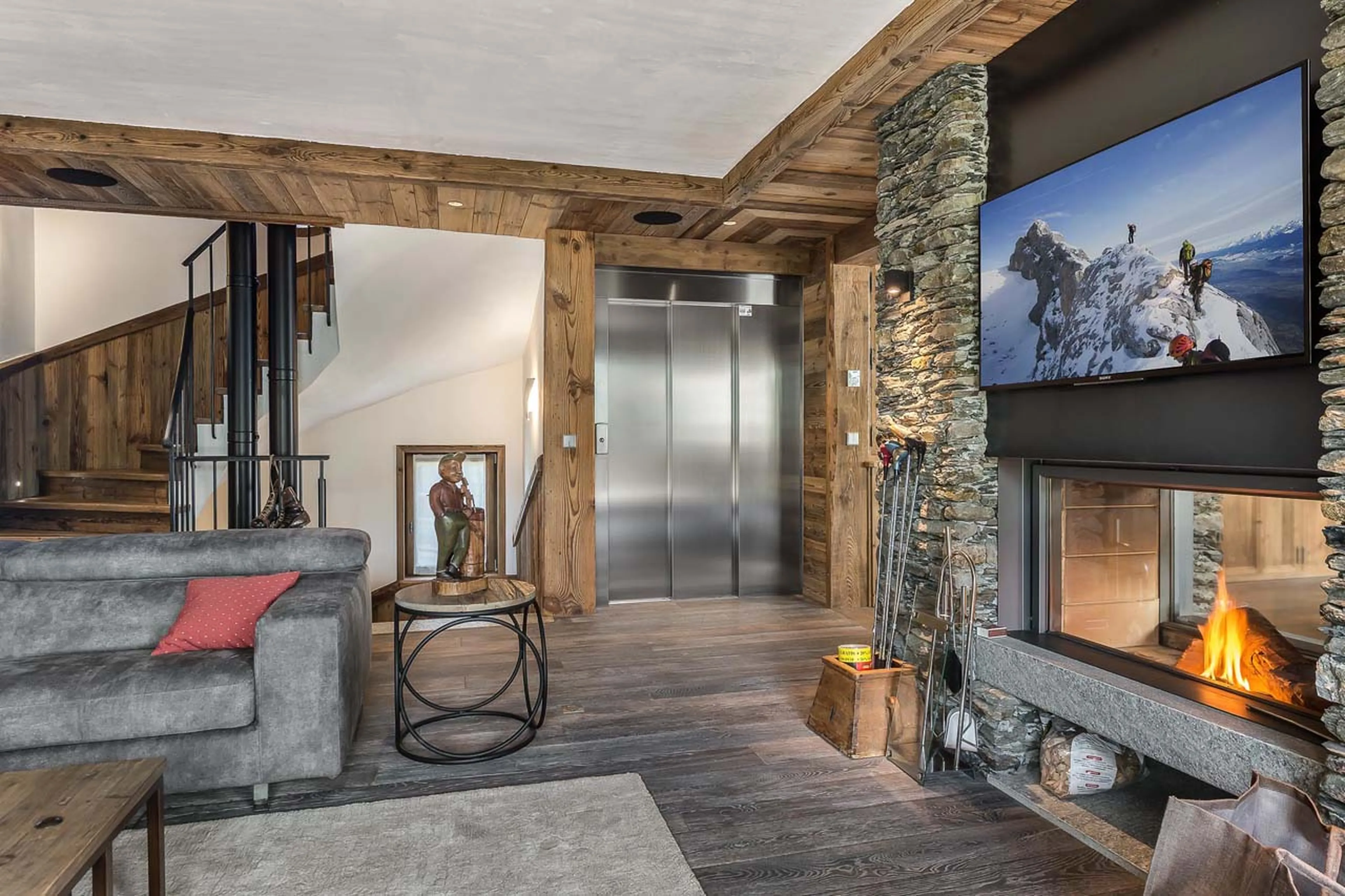 Central fireplace and TV in living area of Chalet Queen Mijane in Meribel