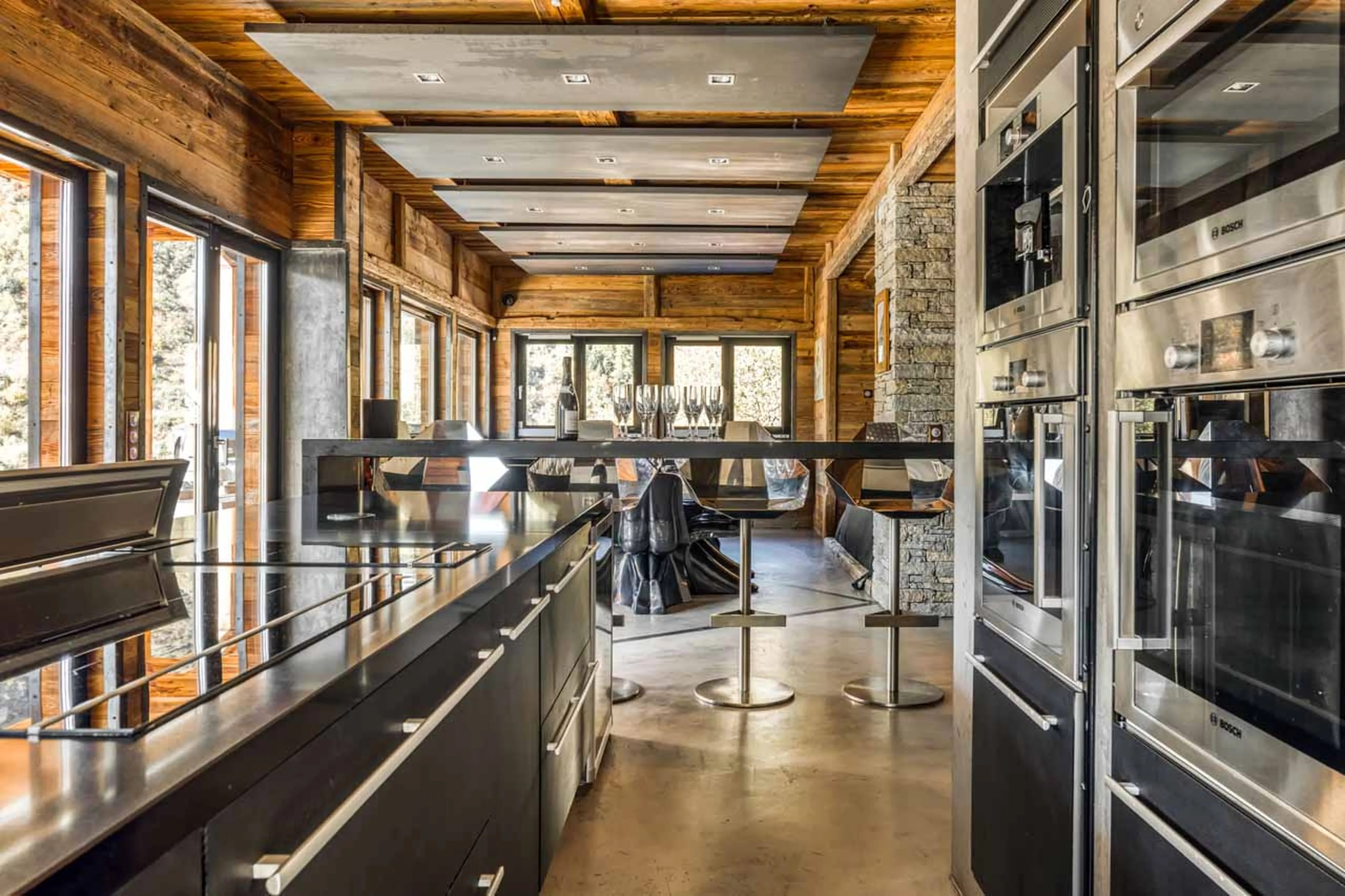 Kitchen with breakfast bar of Chalet Quezac in Tignes