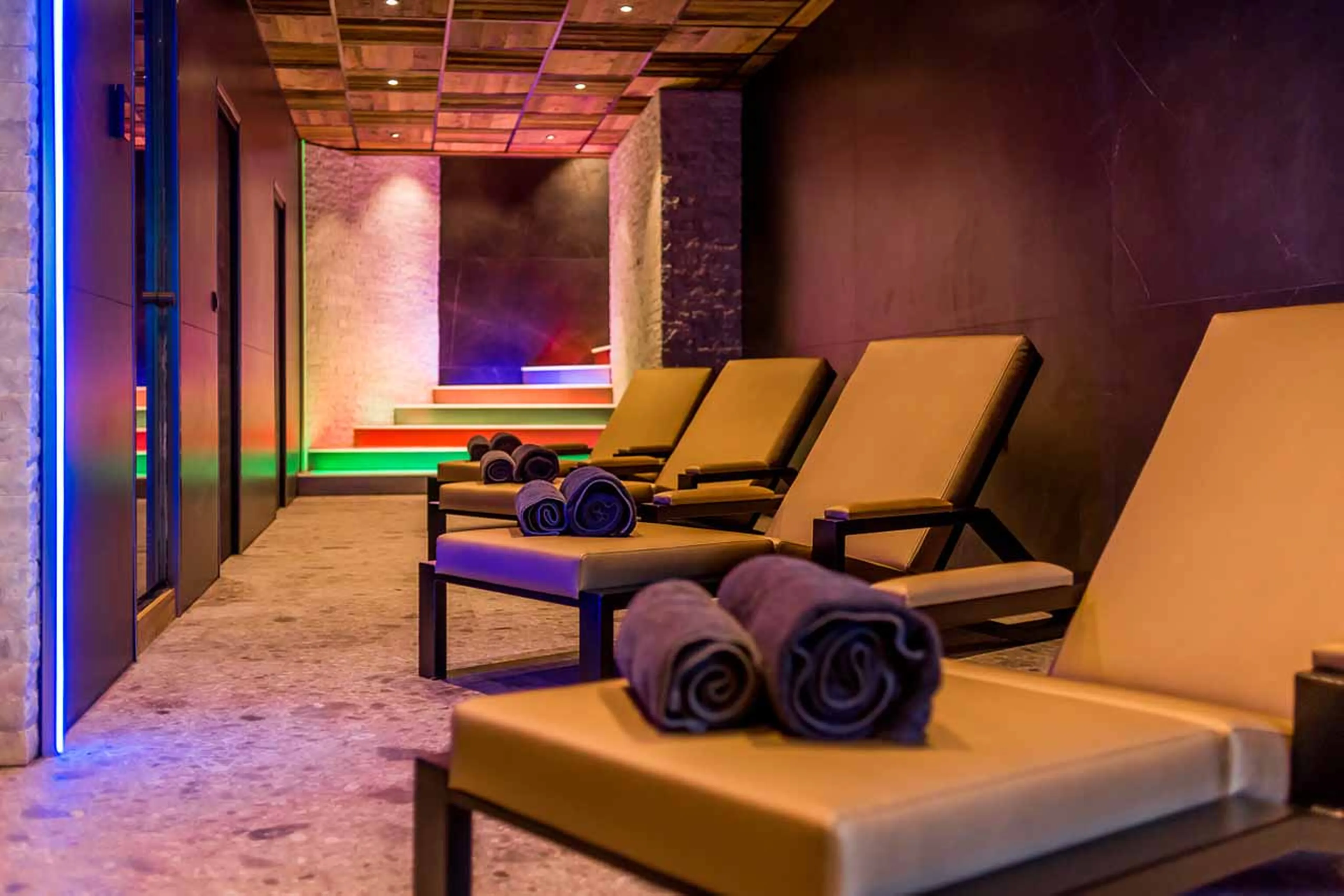 Relaxation area and shower in spa area of Chalet Quezac in Tignes