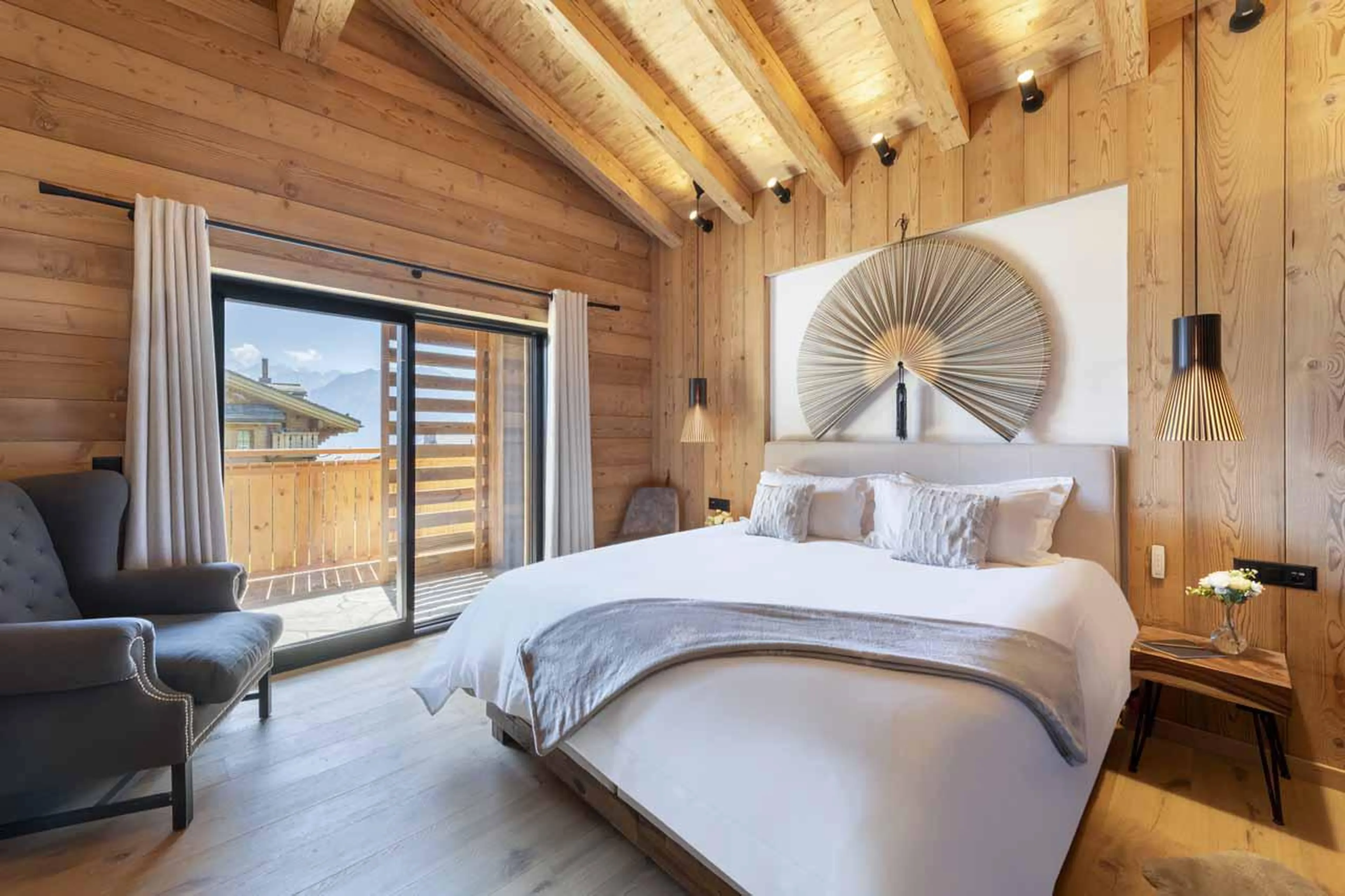 Double bedroom with balcony access in Chalet Ranch, Verbier