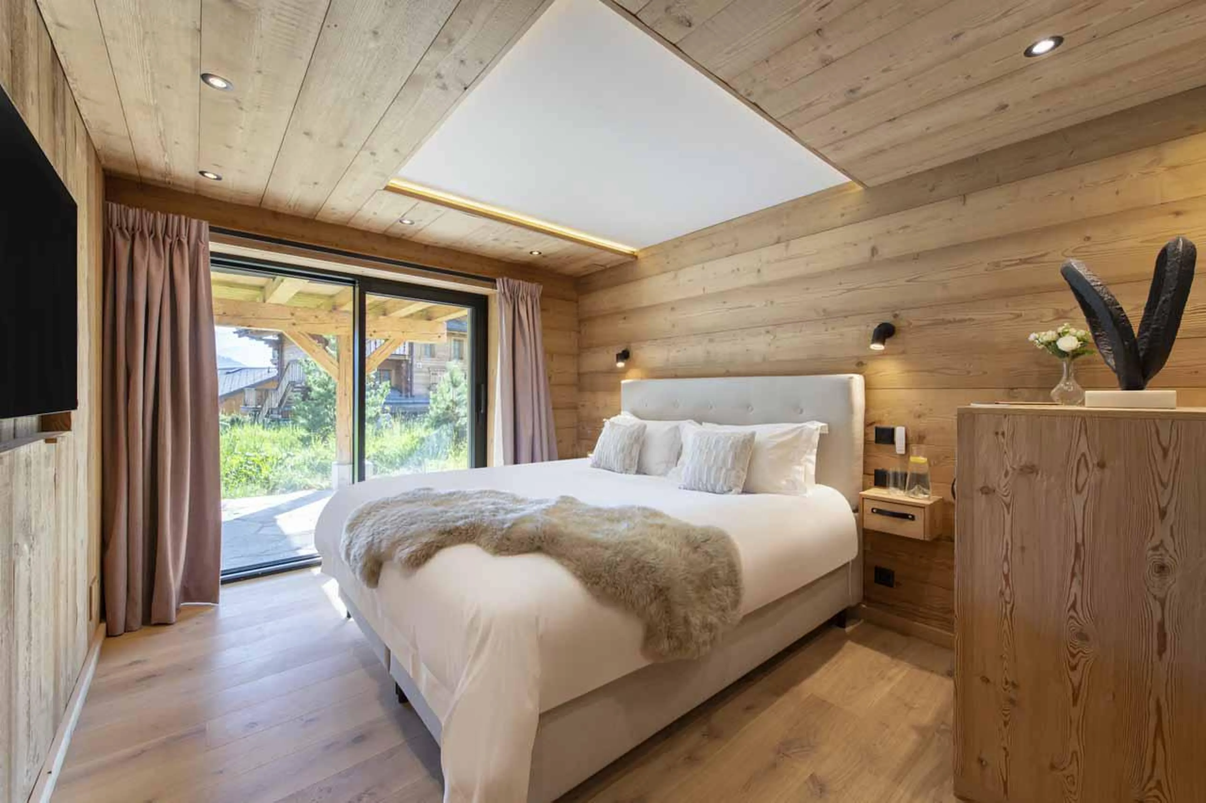 Double bedroom with TV in Chalet Ranch, Verbier