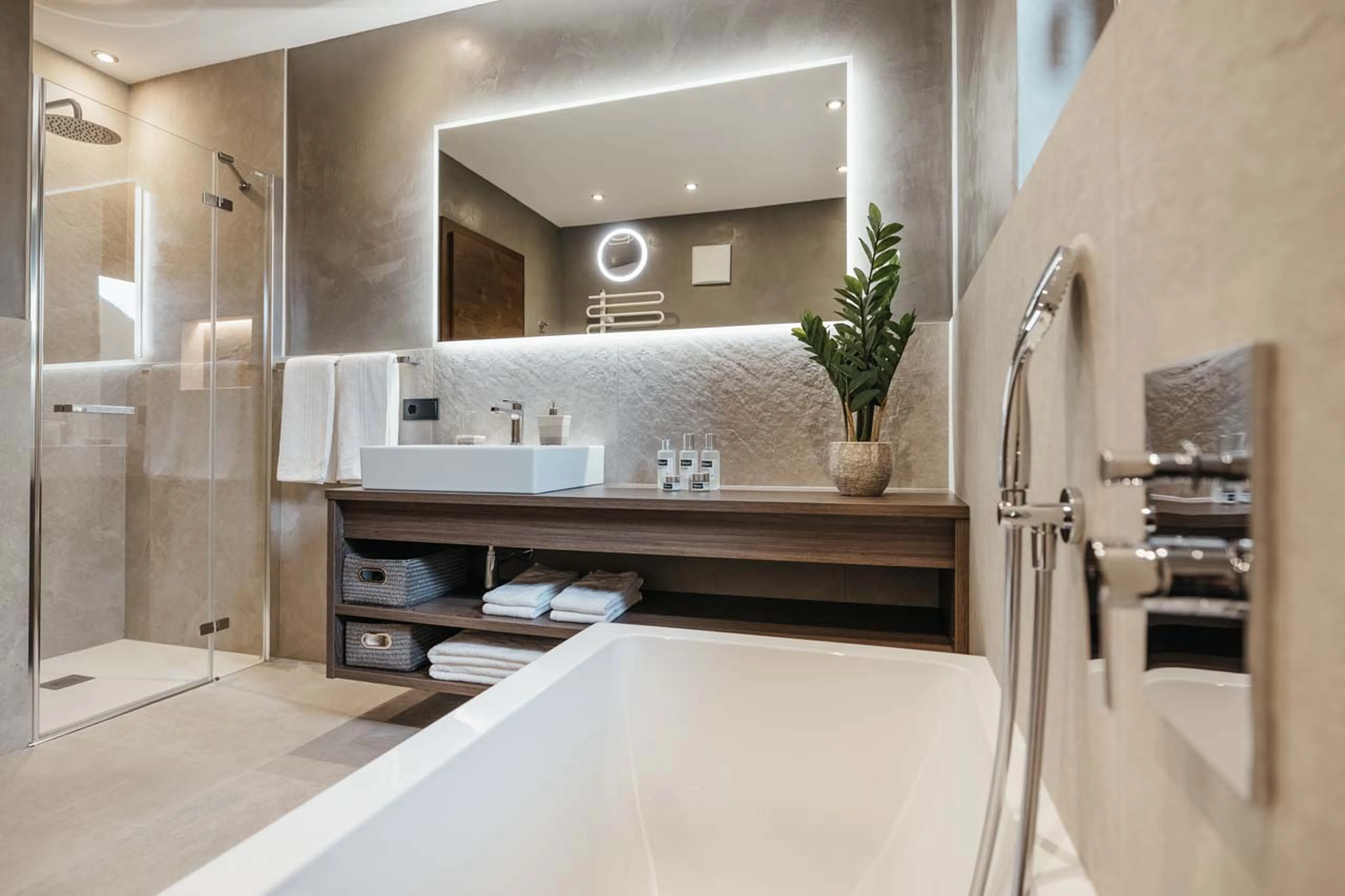En-suite bathroom with separate shower in Chalet Robin, Val Gardena