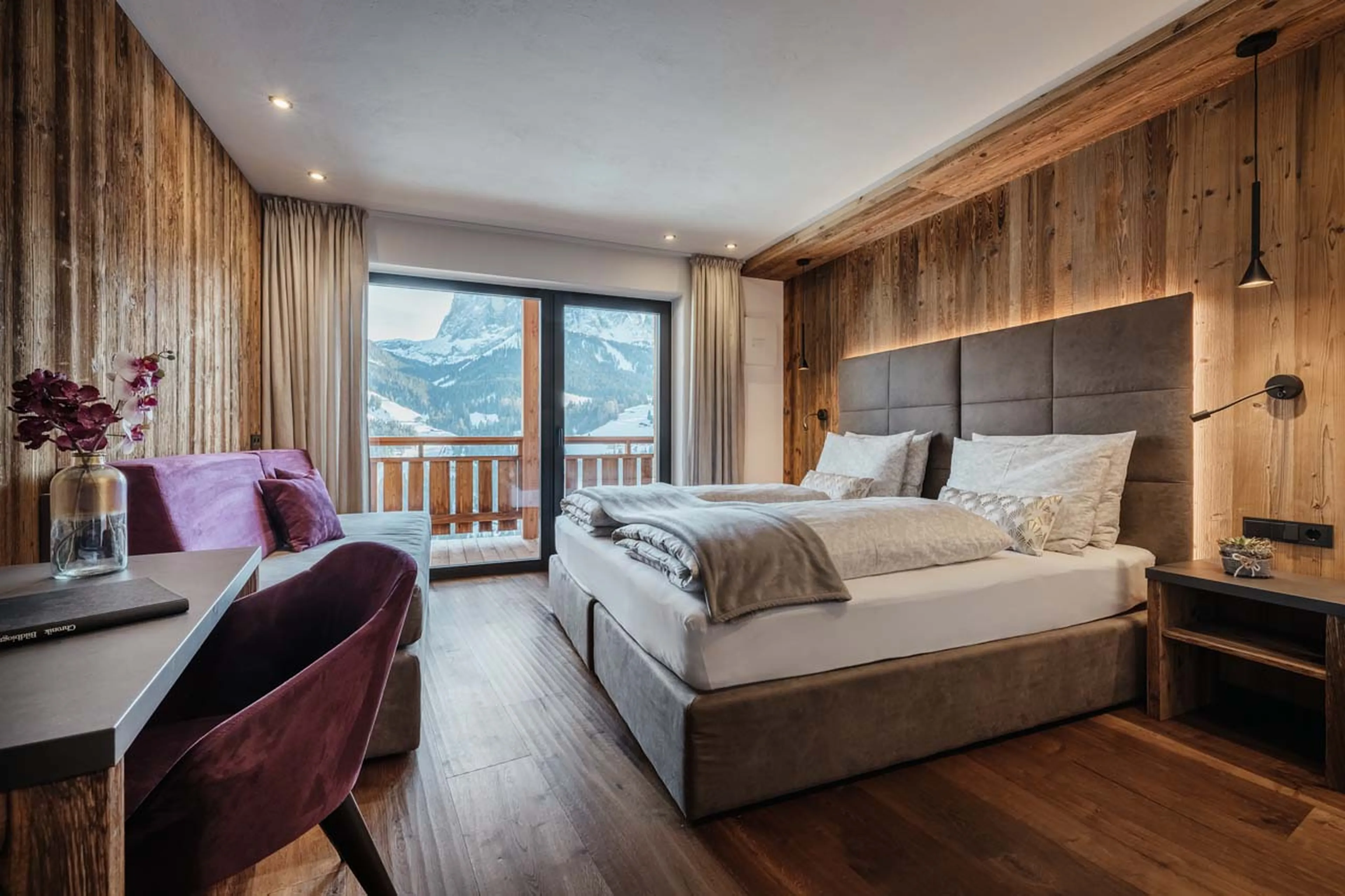 Double bedroom with desk and balcony access in Chalet Robin, Val Gardena
