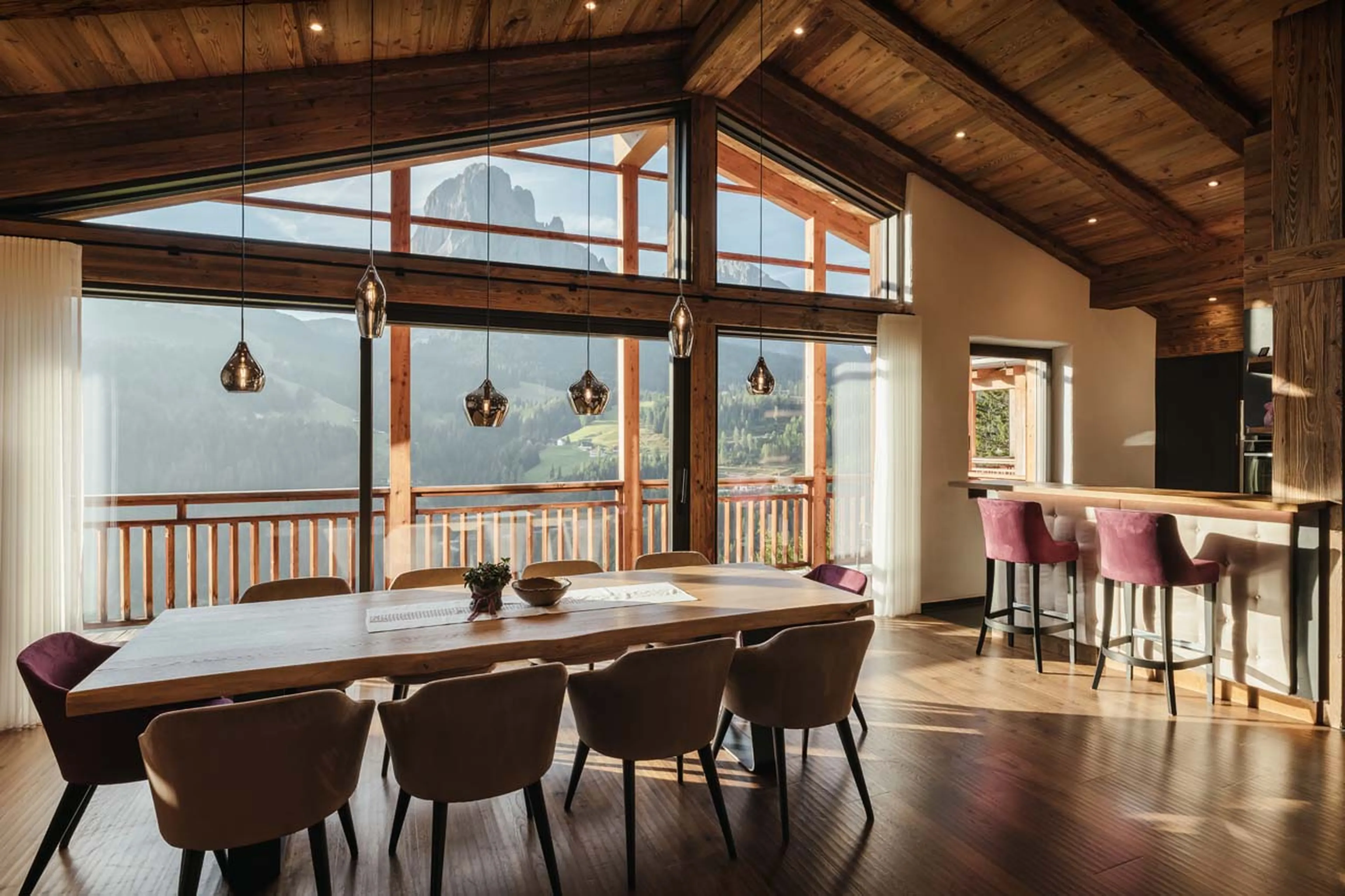 Dining table and kitchen in Chalet Robin, Val Gardena