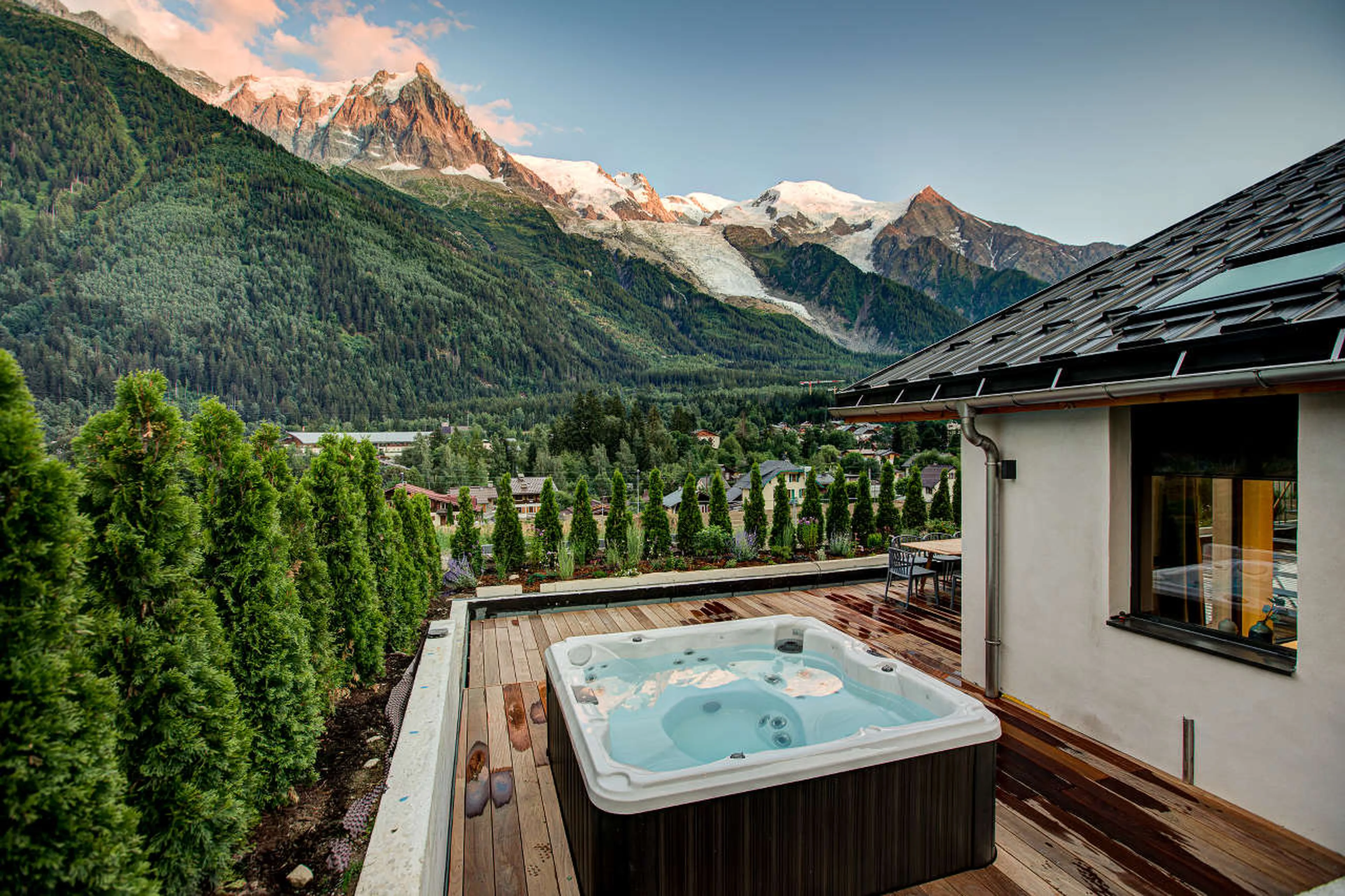 Outdoor hot tub at Chalet Rytola in Chamonix