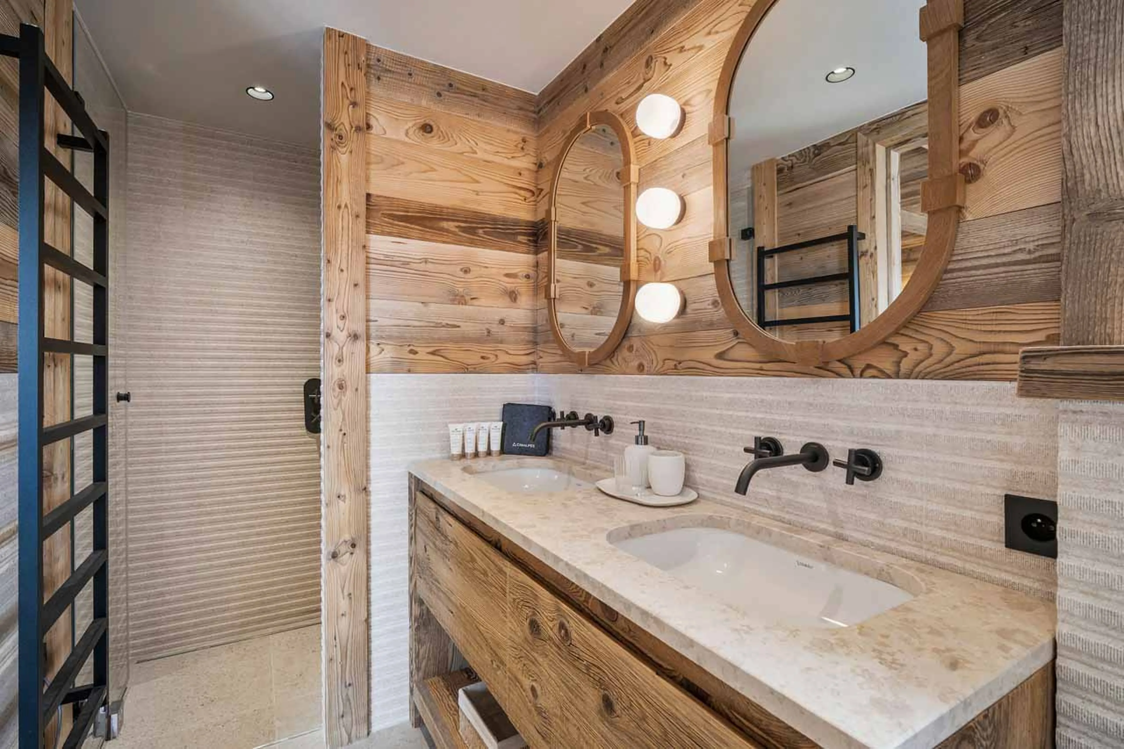 Bedroom 1 en-suite at Chalet Sable Blanc in Saint Martin de Belleville