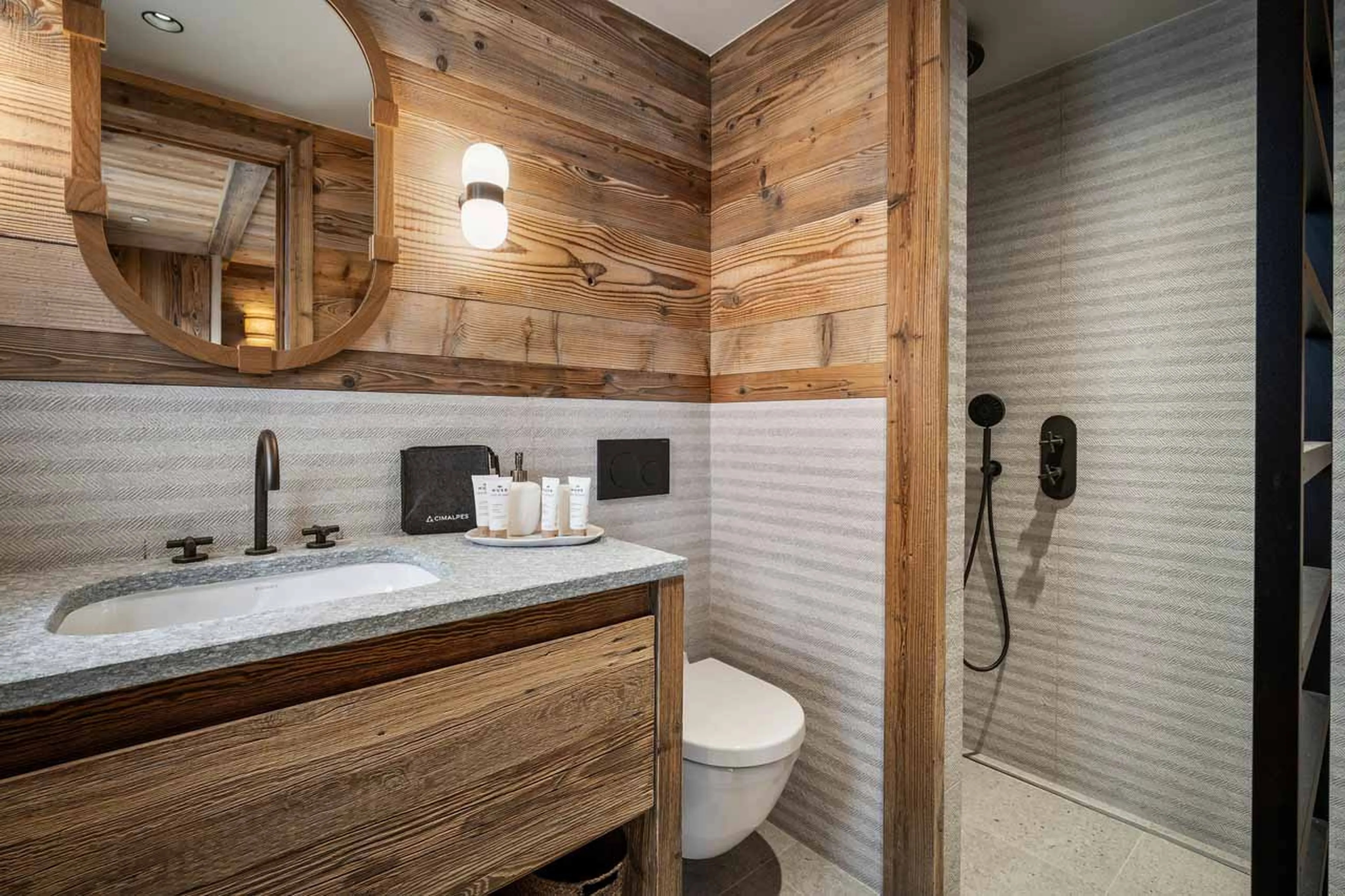 Bedroom 2 en-suite at Chalet Sable Blanc in Saint Martin de Belleville