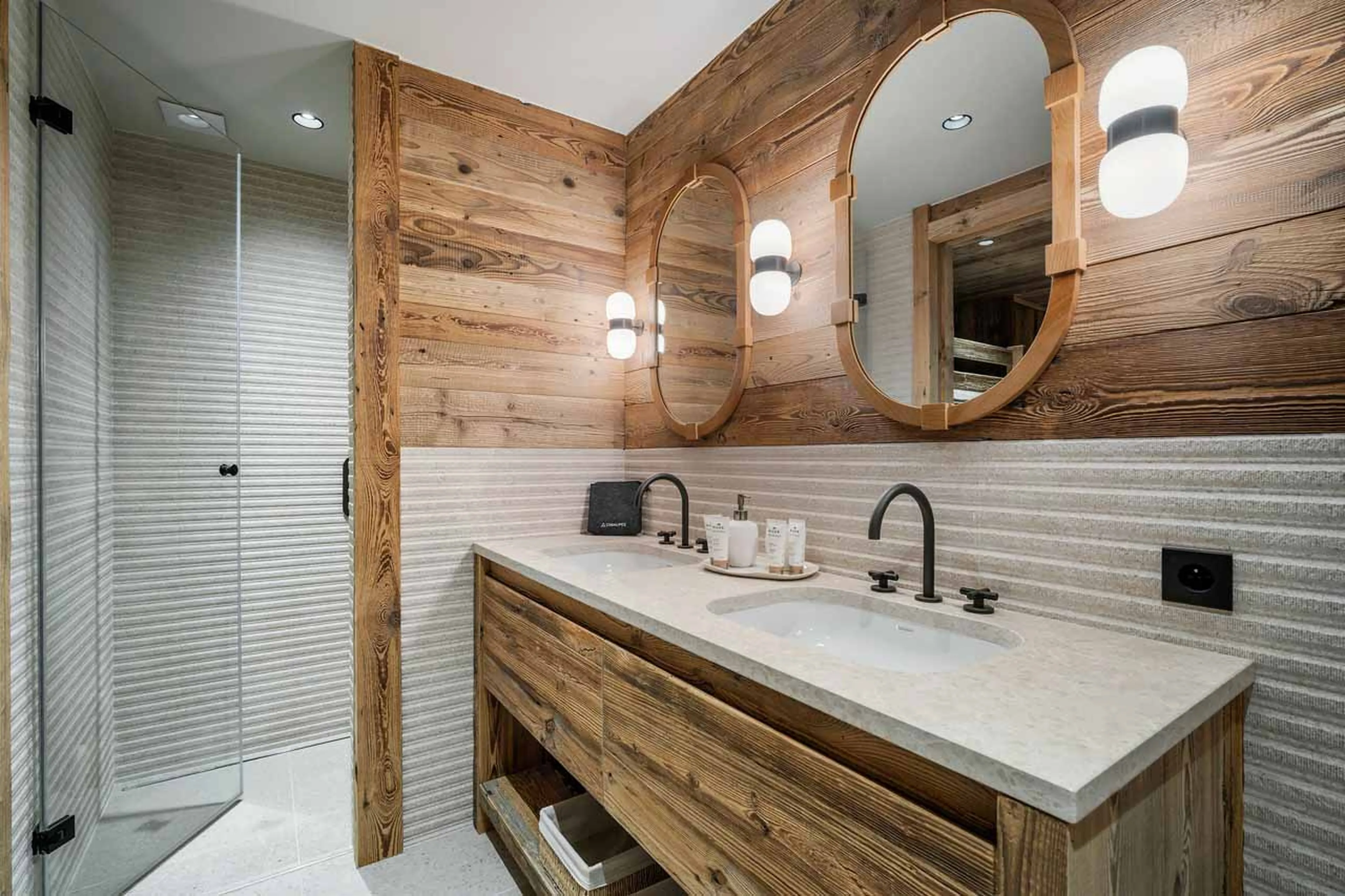 Bedroom 6 en-suite at Chalet Sable Blanc in Saint Martin de Belleville