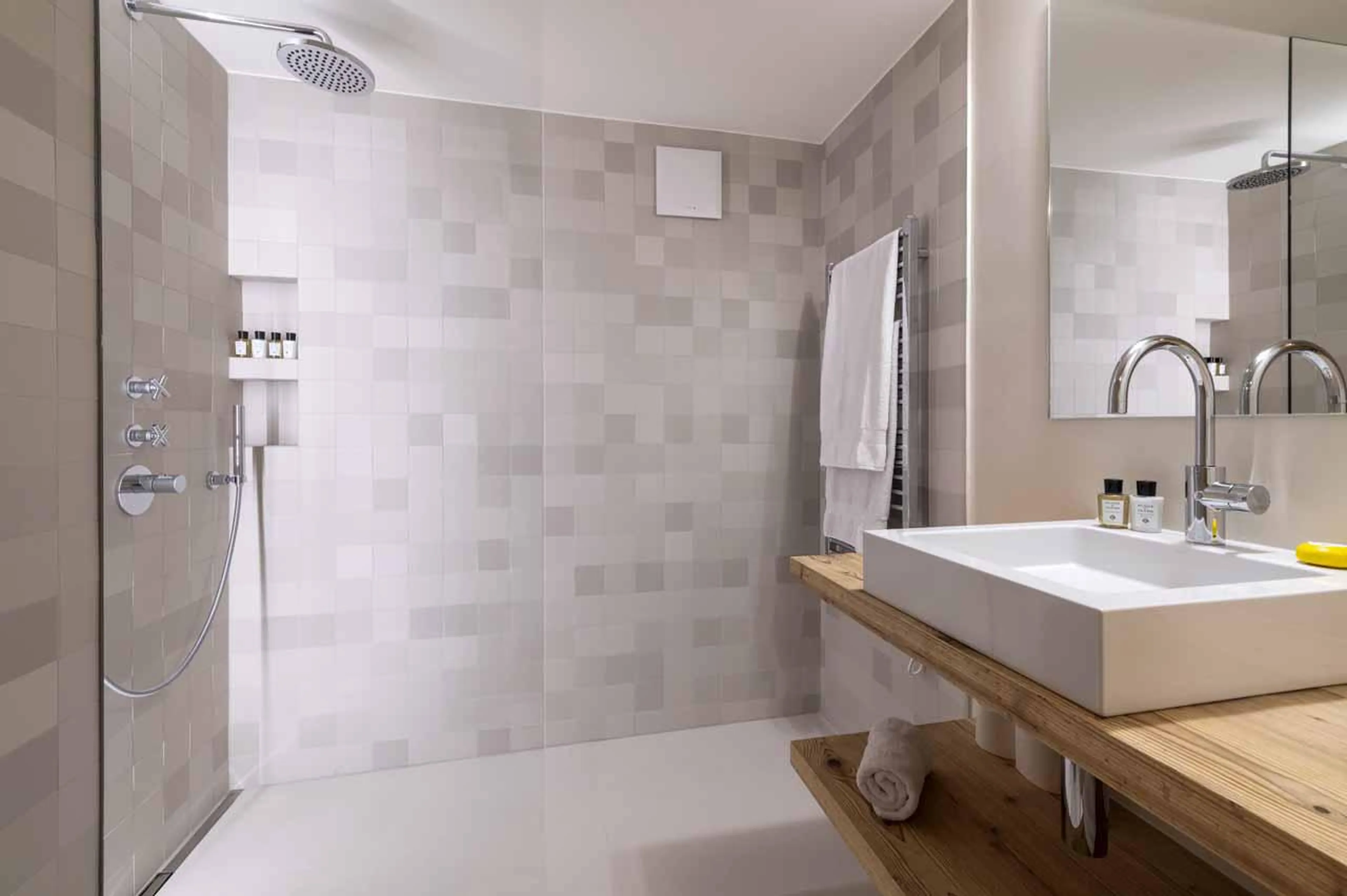 Twin/double bedroom en-suite shower, Chalet Scandinavia, Verbier, Switzerland