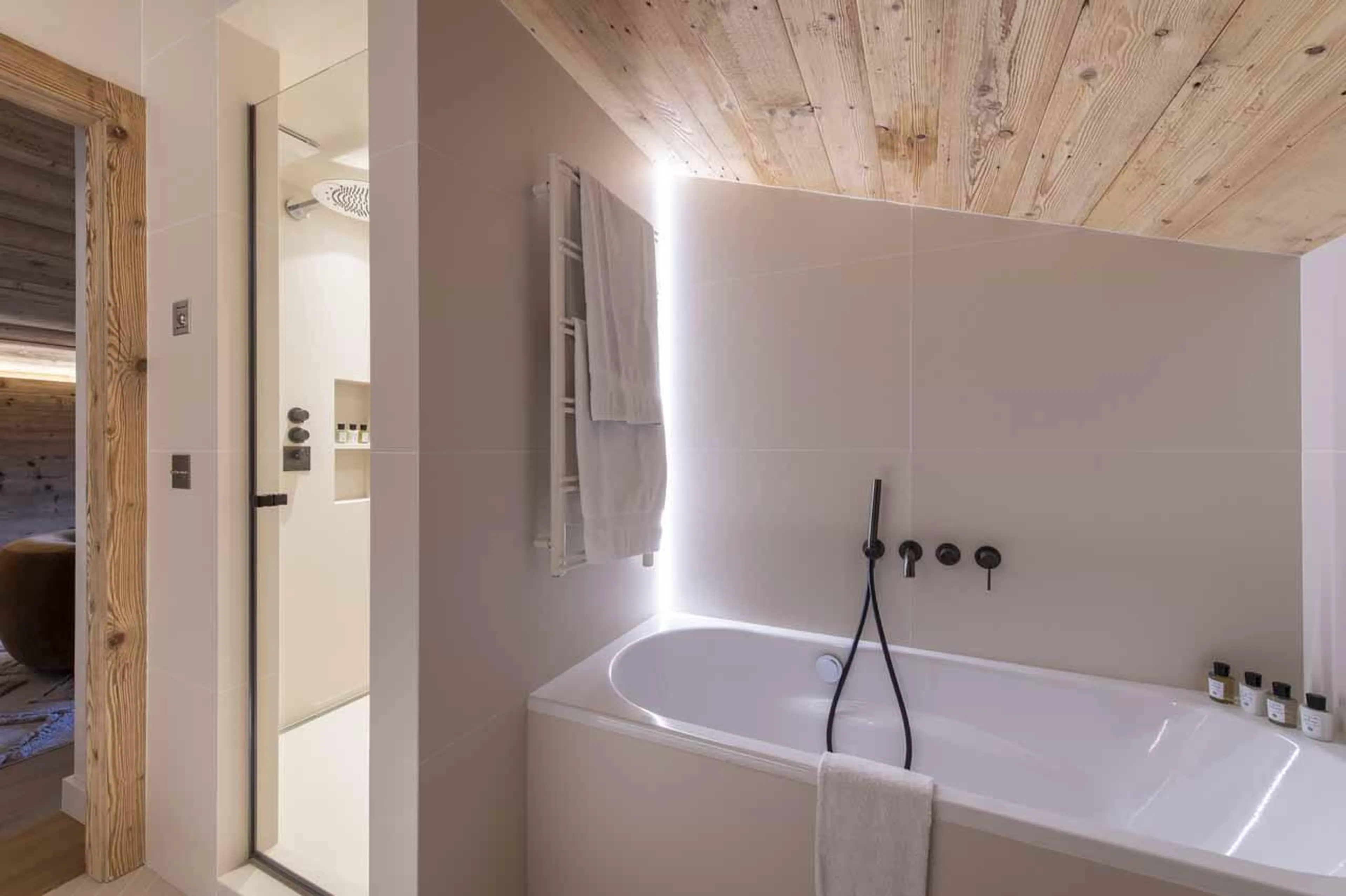 Master bedroom en-suite bath, Chalet Scandinavia, Verbier, Switzerland