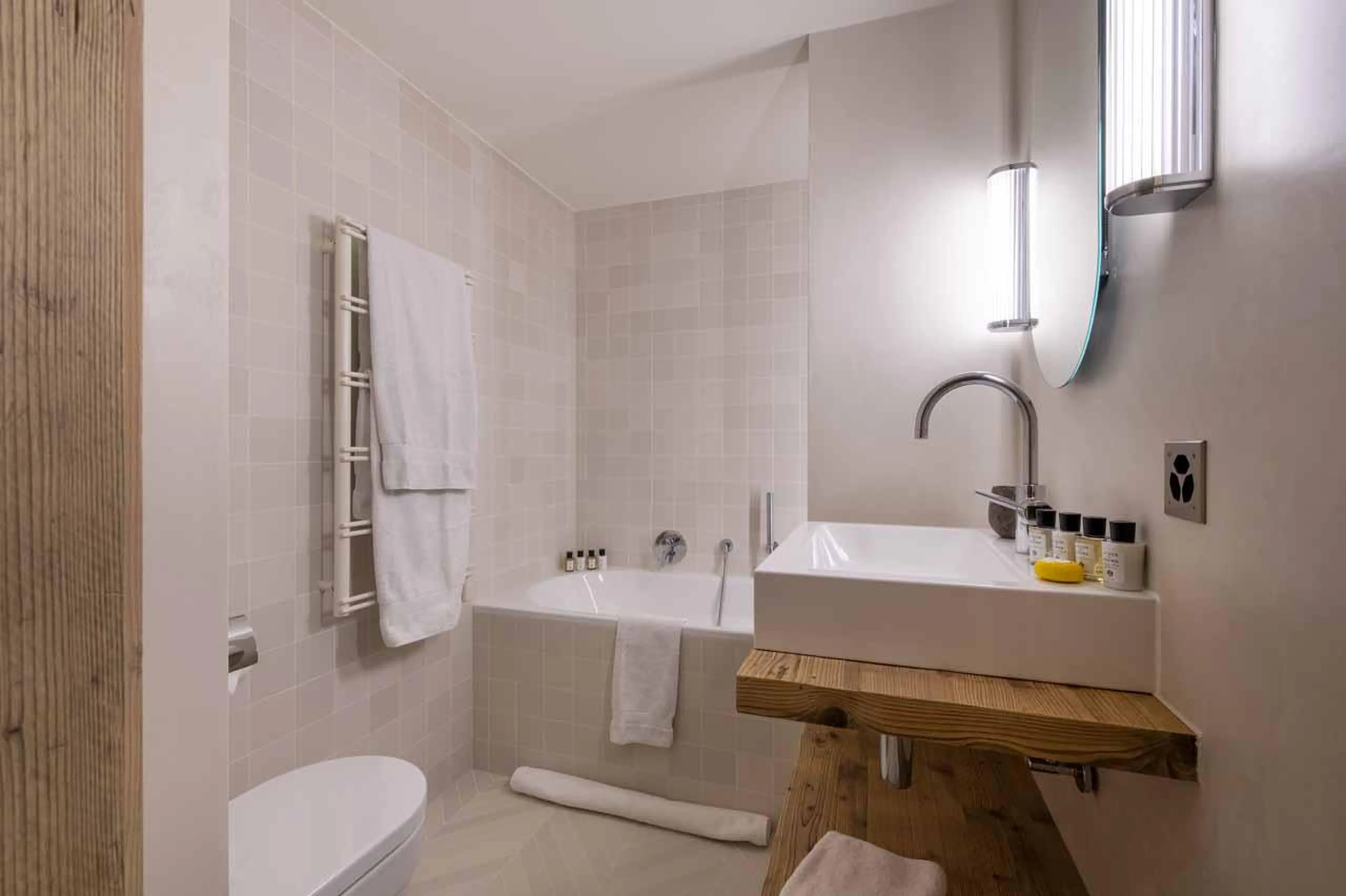 Twin/double bedroom en-suite bathroom, Chalet Scandinavia, Verbier, Switzerland