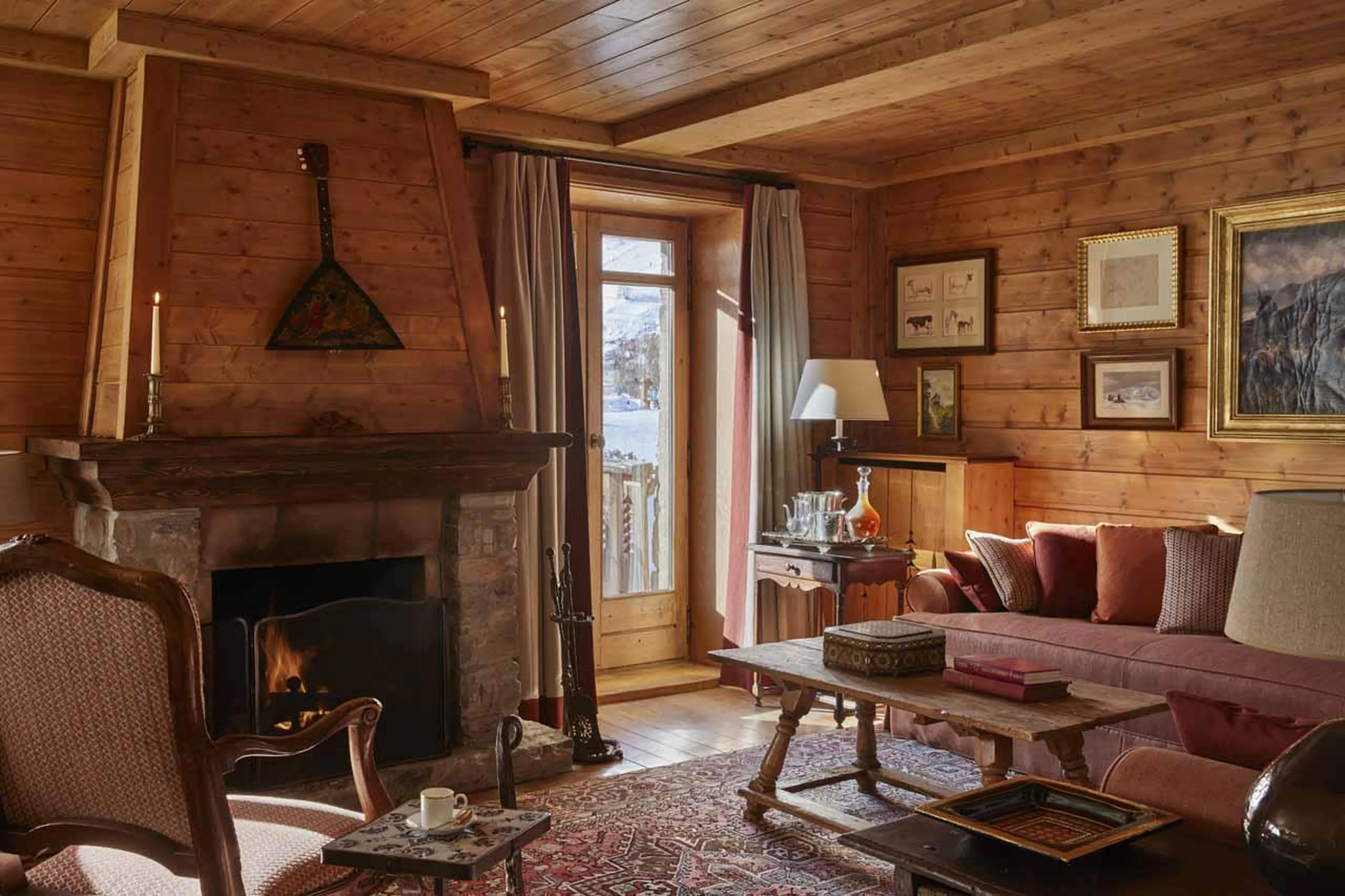 Living room with open fireplace in Chalet Schuss, Val d'Isere