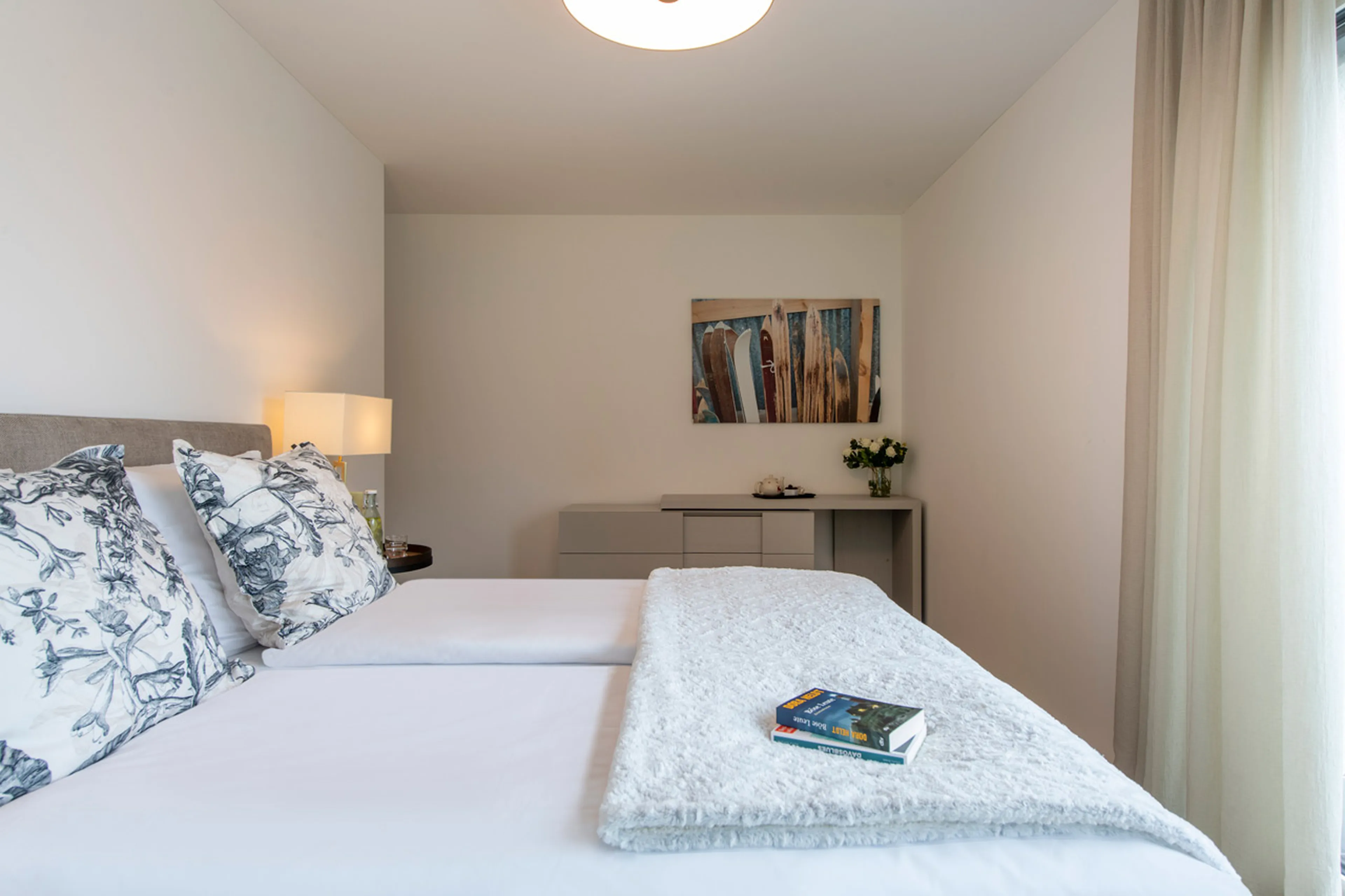 Bedroom three desk at Chalet Seehorn in Davos