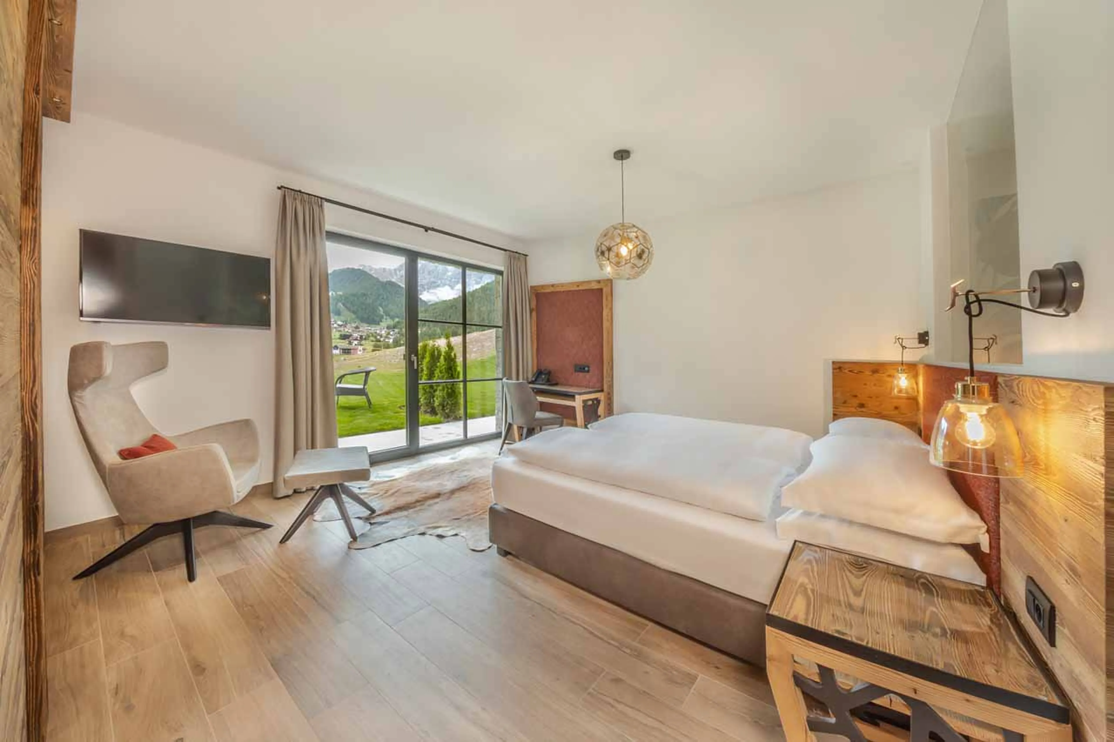 TV in double bedroom at Chalet Sellaronda in Val Gardena