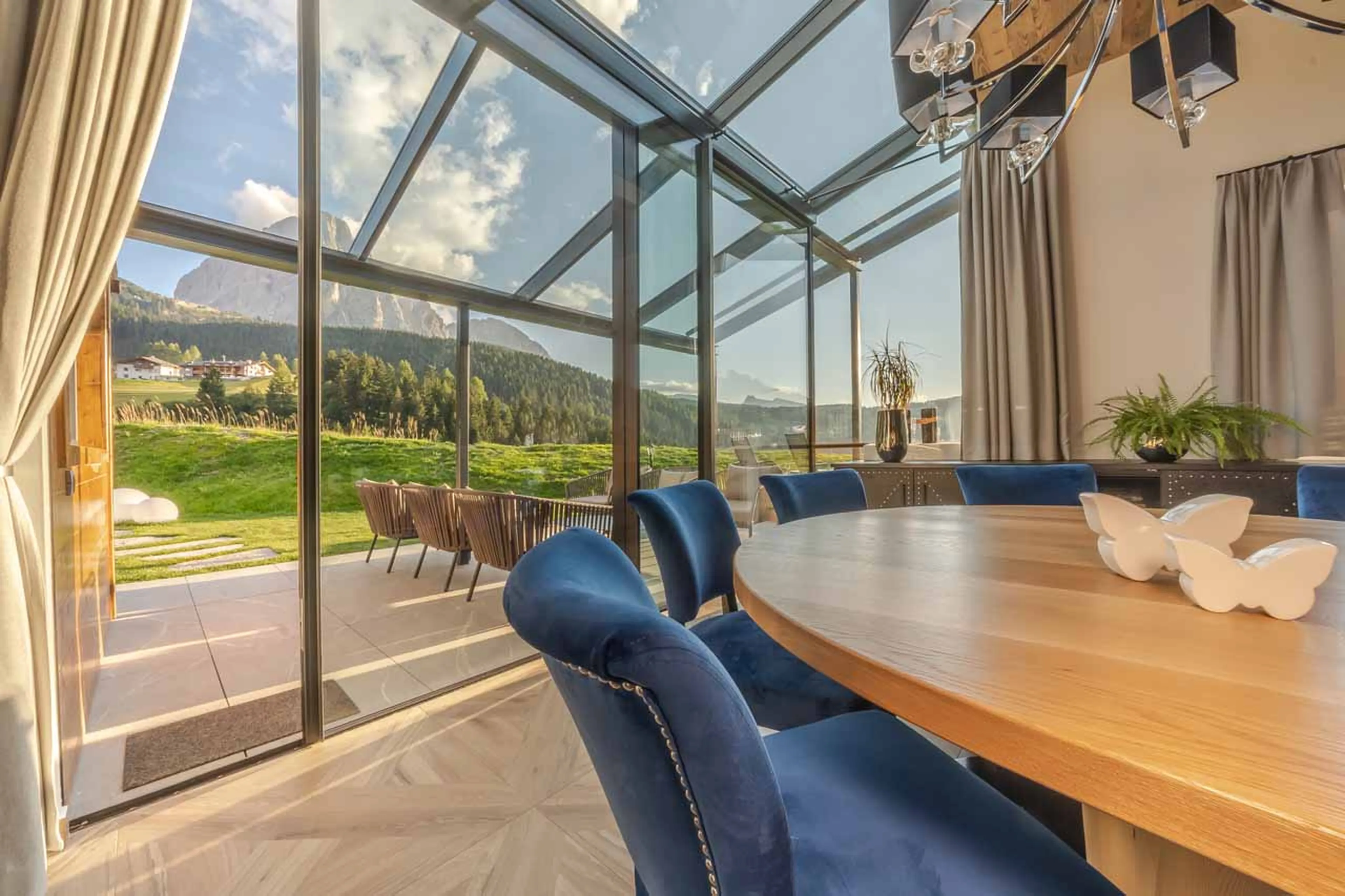 Dining area and terrace at Chalet Sellaronda in Val Gardena
