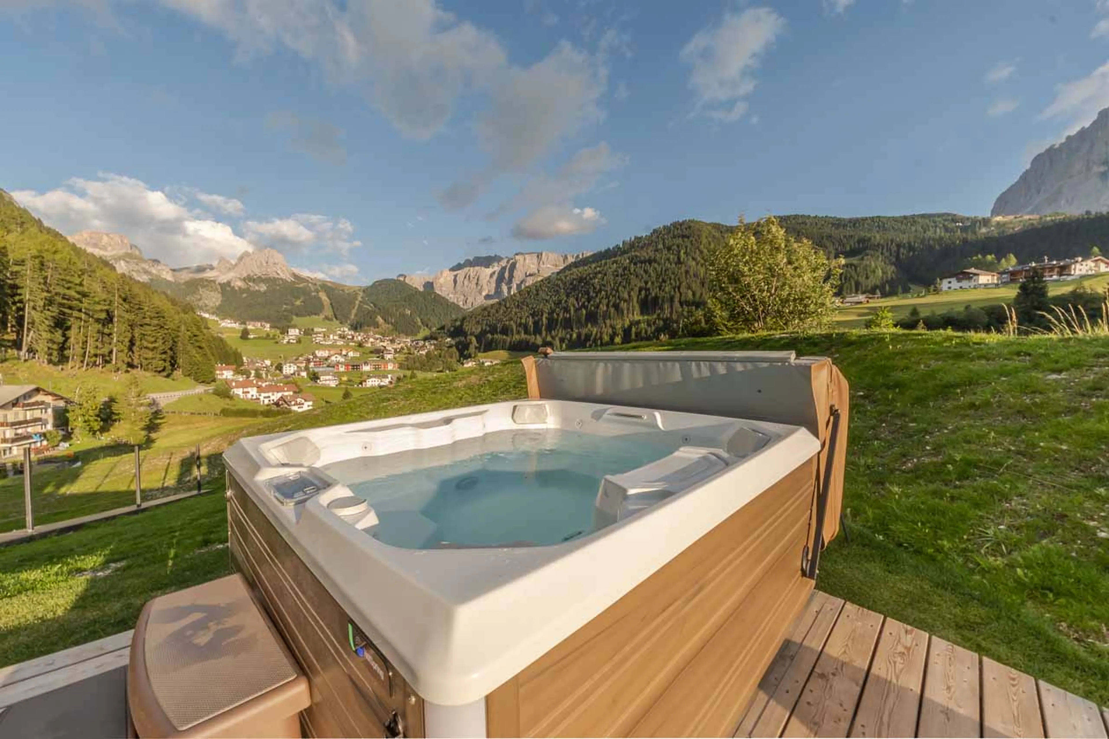 Outdoor Jacuzzi at Chalet Sellaronda in Val Gardena