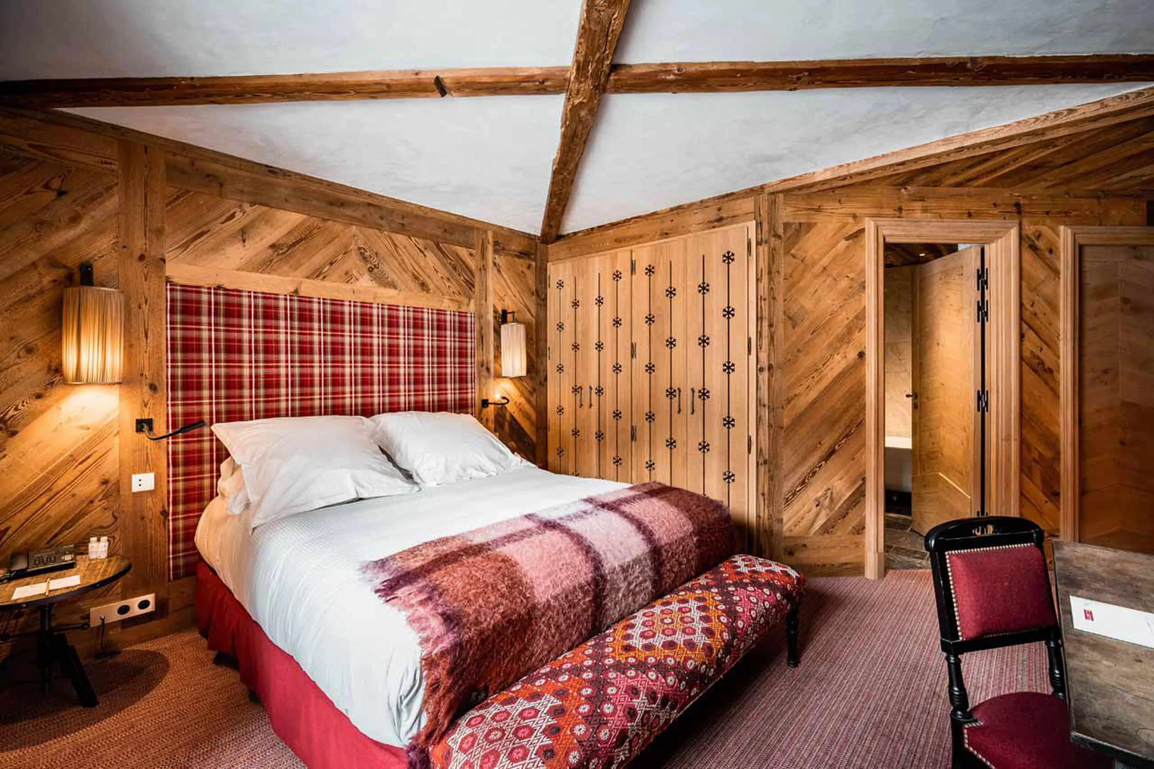 Tastefully draped-double bedroom with en suite bathroom in Chalet Sequoia in Val d’ Isere