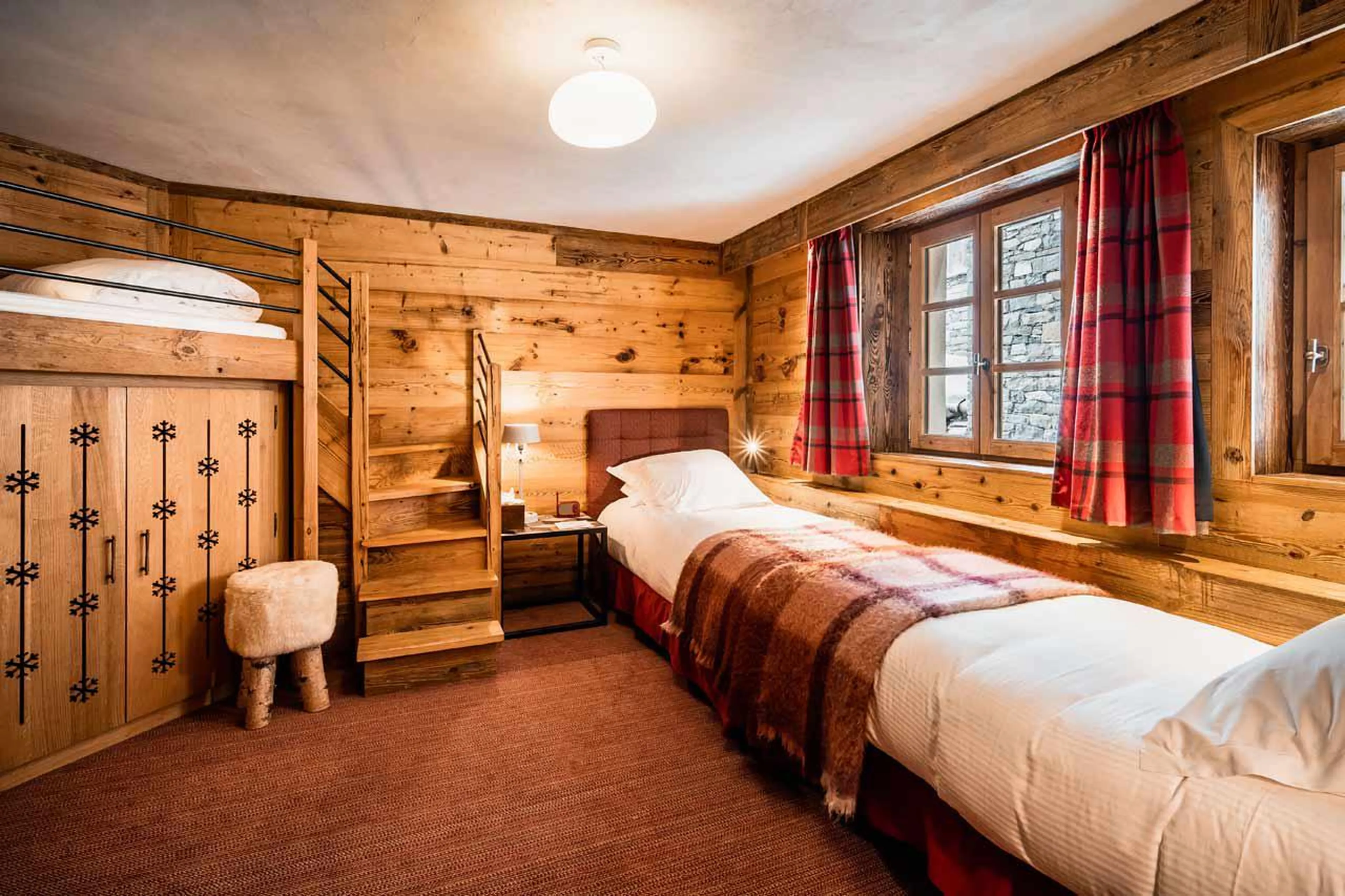 Eye catching en suite bedroom with 2 single beds and 1 elevated bed in Chalet Sequoia in Val d’ Iser