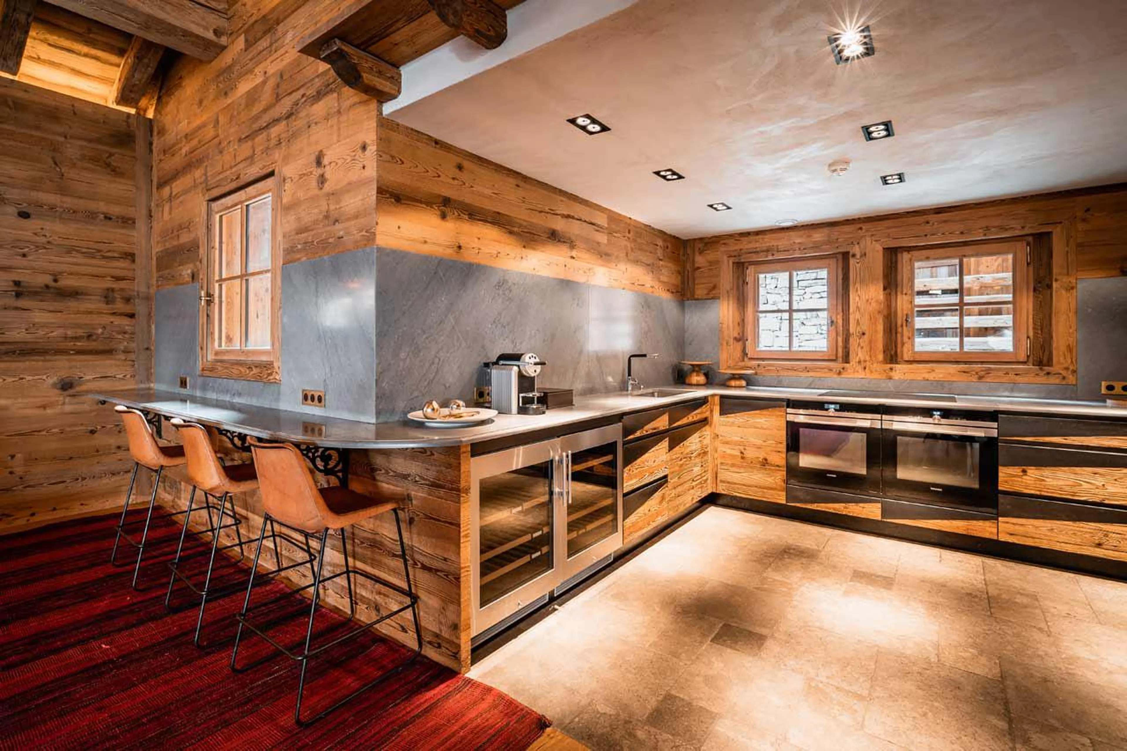 Well-equipped kitchen in Chalet Sequoia in Val d’ Isere