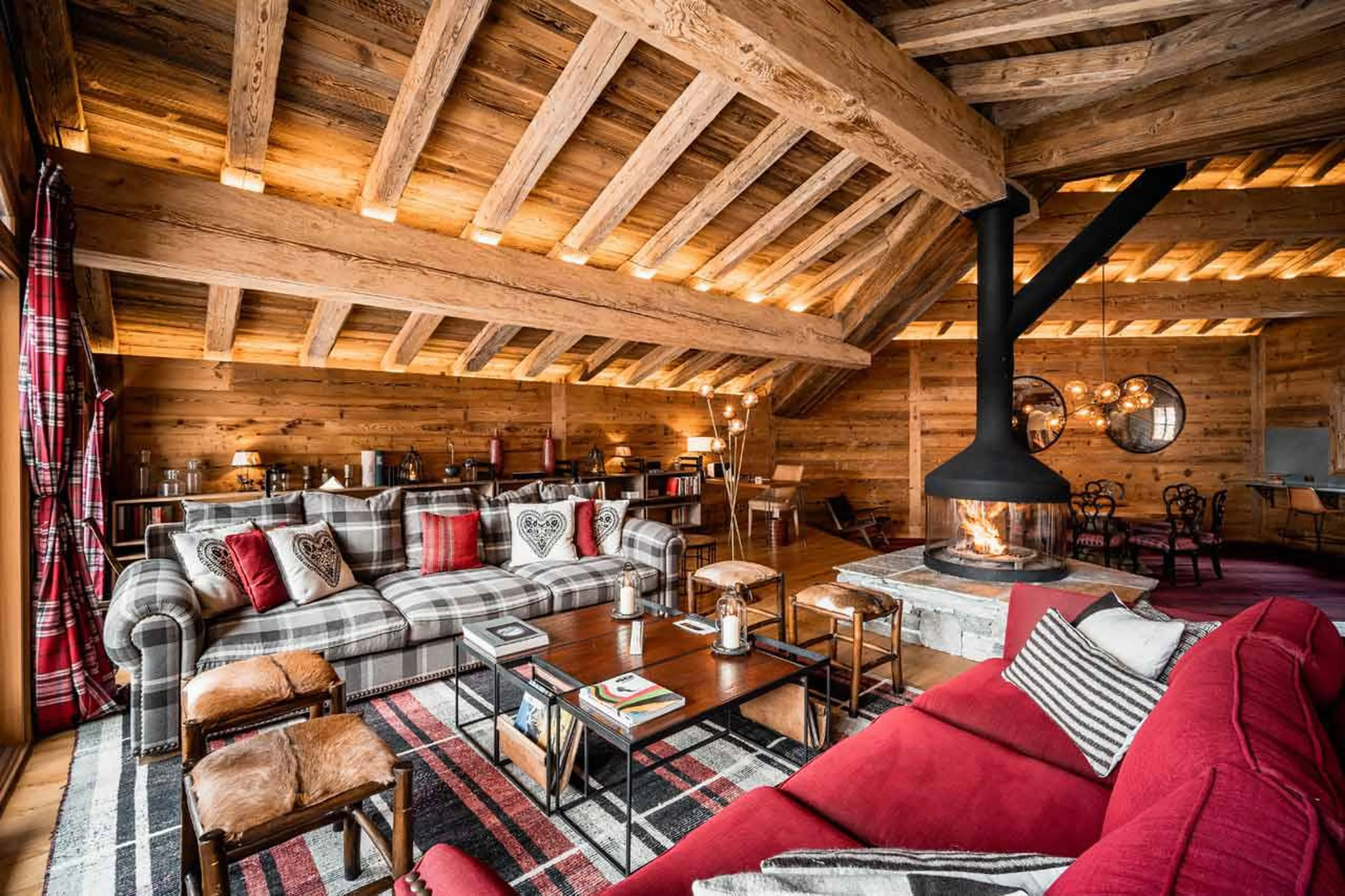 Comfortable lounge area with vaulted ceiling in Chalet Sequoia in Val d’ Isere