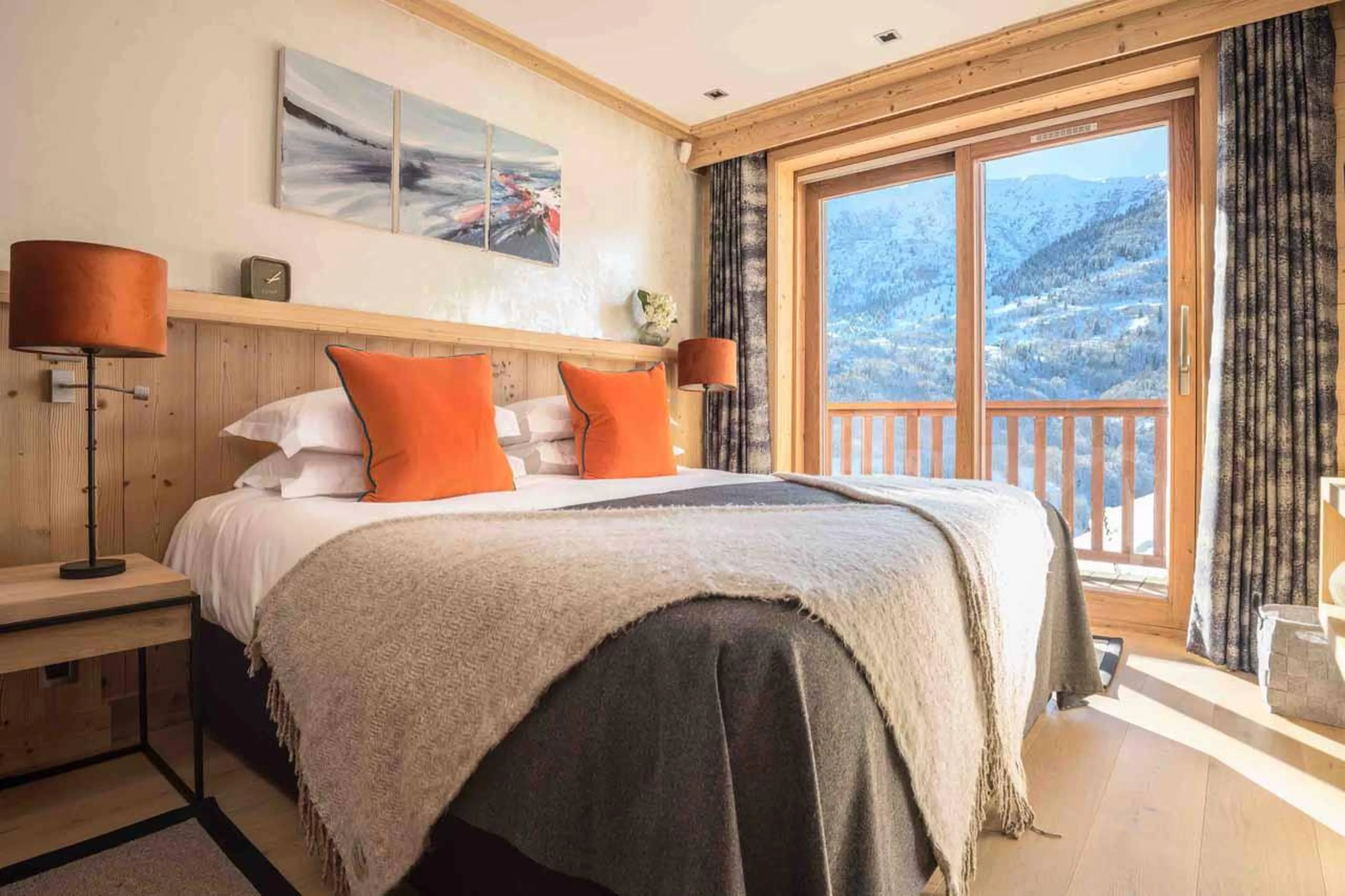 Twin/double bedroom with sliding glass doors in Chalet Serendipity, Meribel