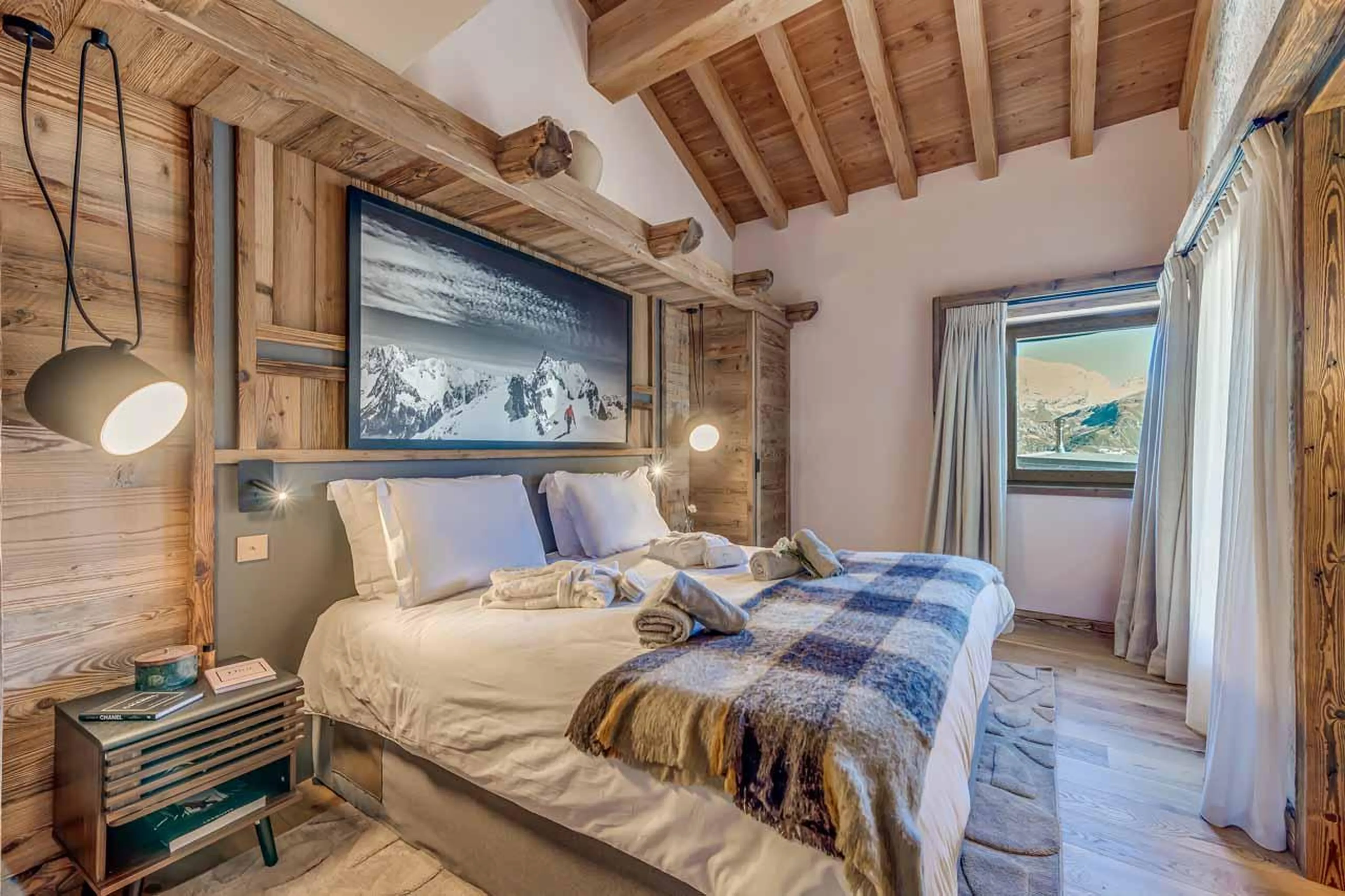 Double bedroom with window in Chalet Sneg, Tignes