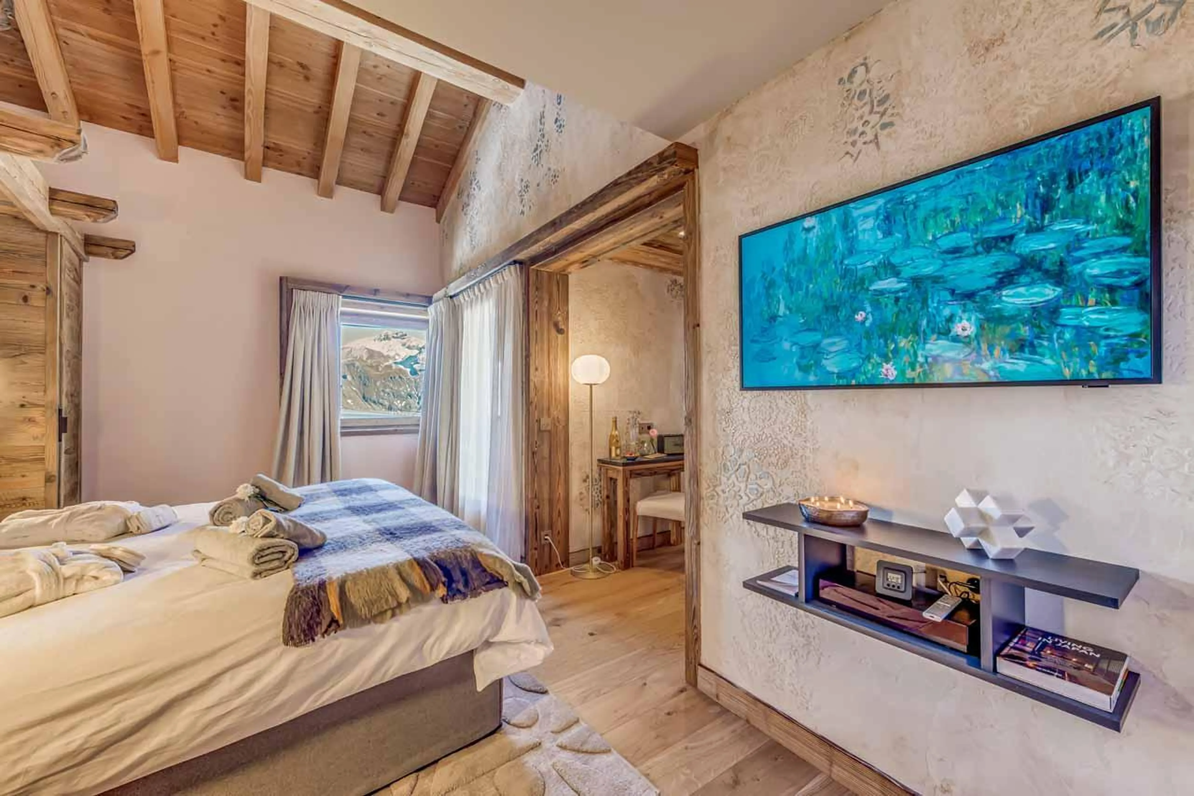 Double bedroom with TV in Chalet Sneg, Tignes