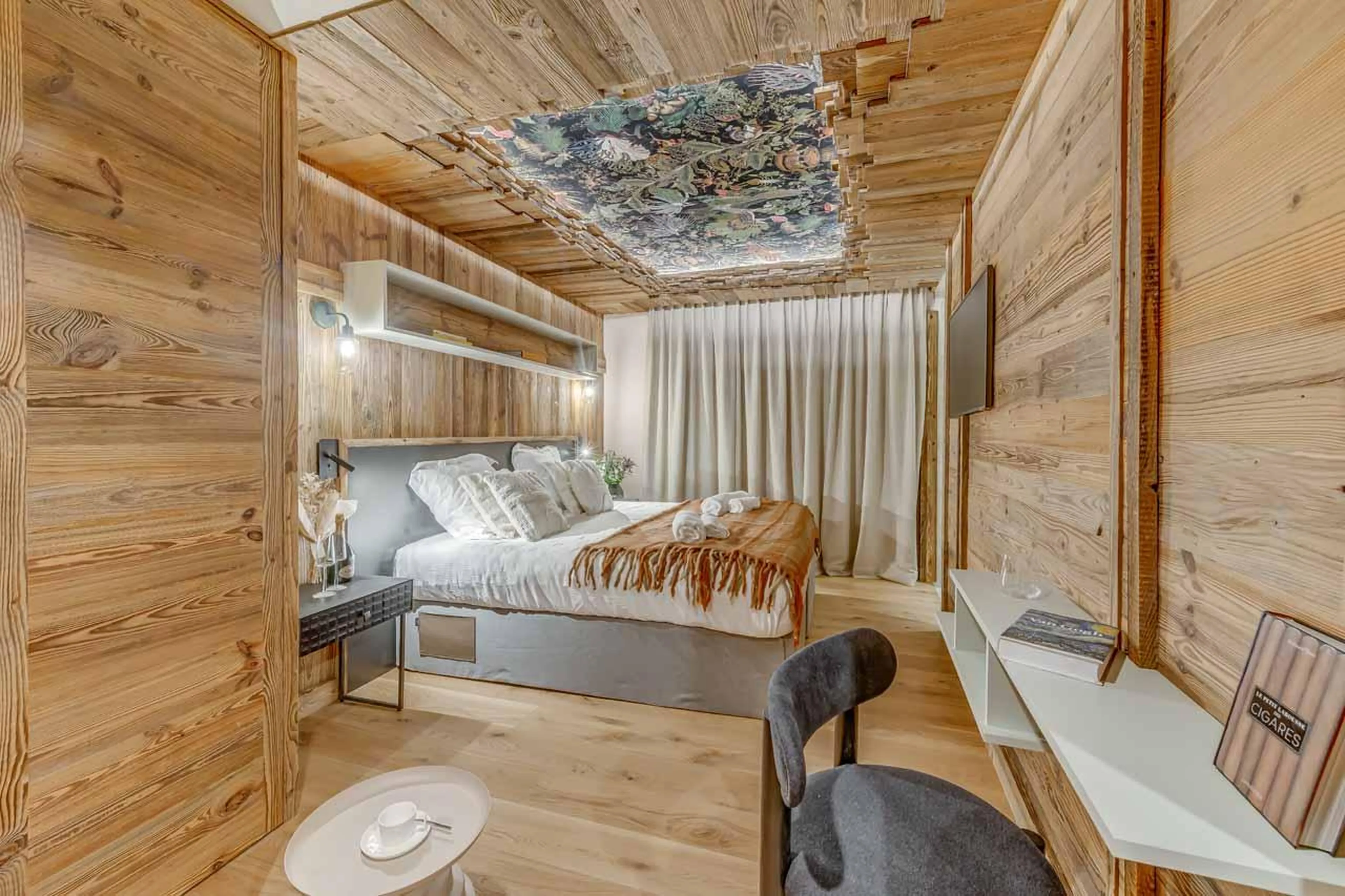 Double bedroom with desk in Chalet Sneg, Tignes