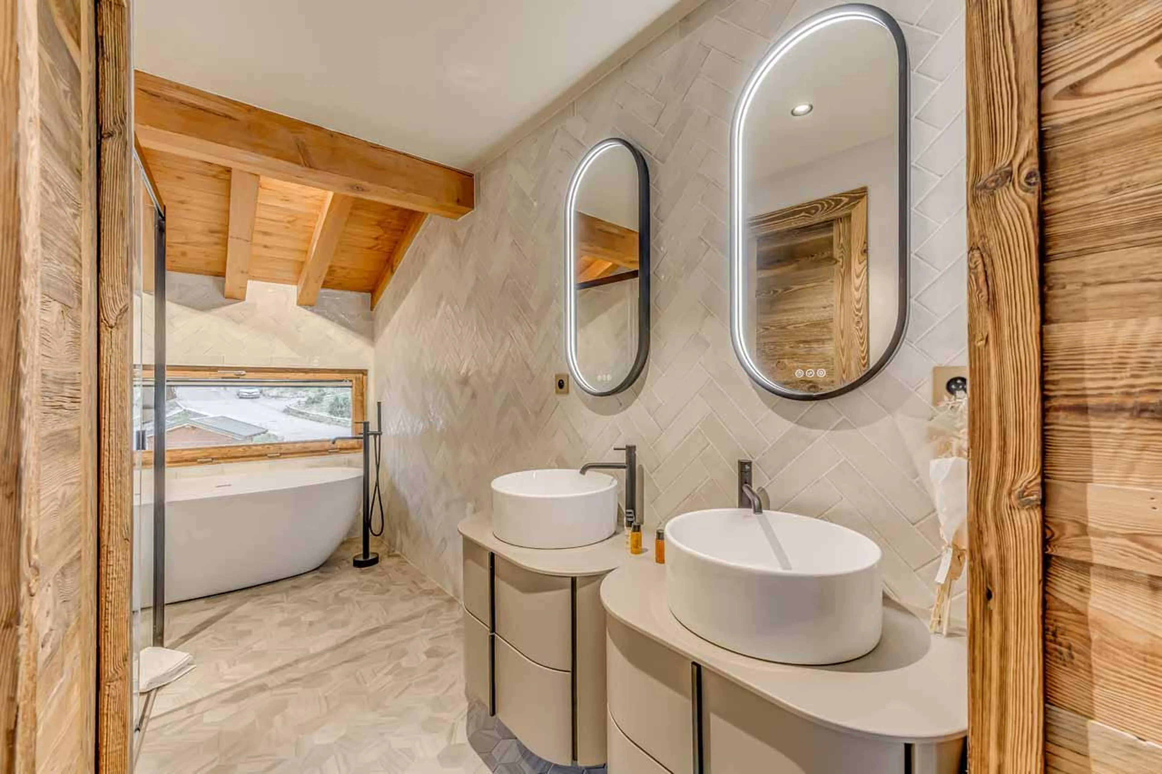 En-suite bathroom with double basin in Chalet Sneg, Tignes