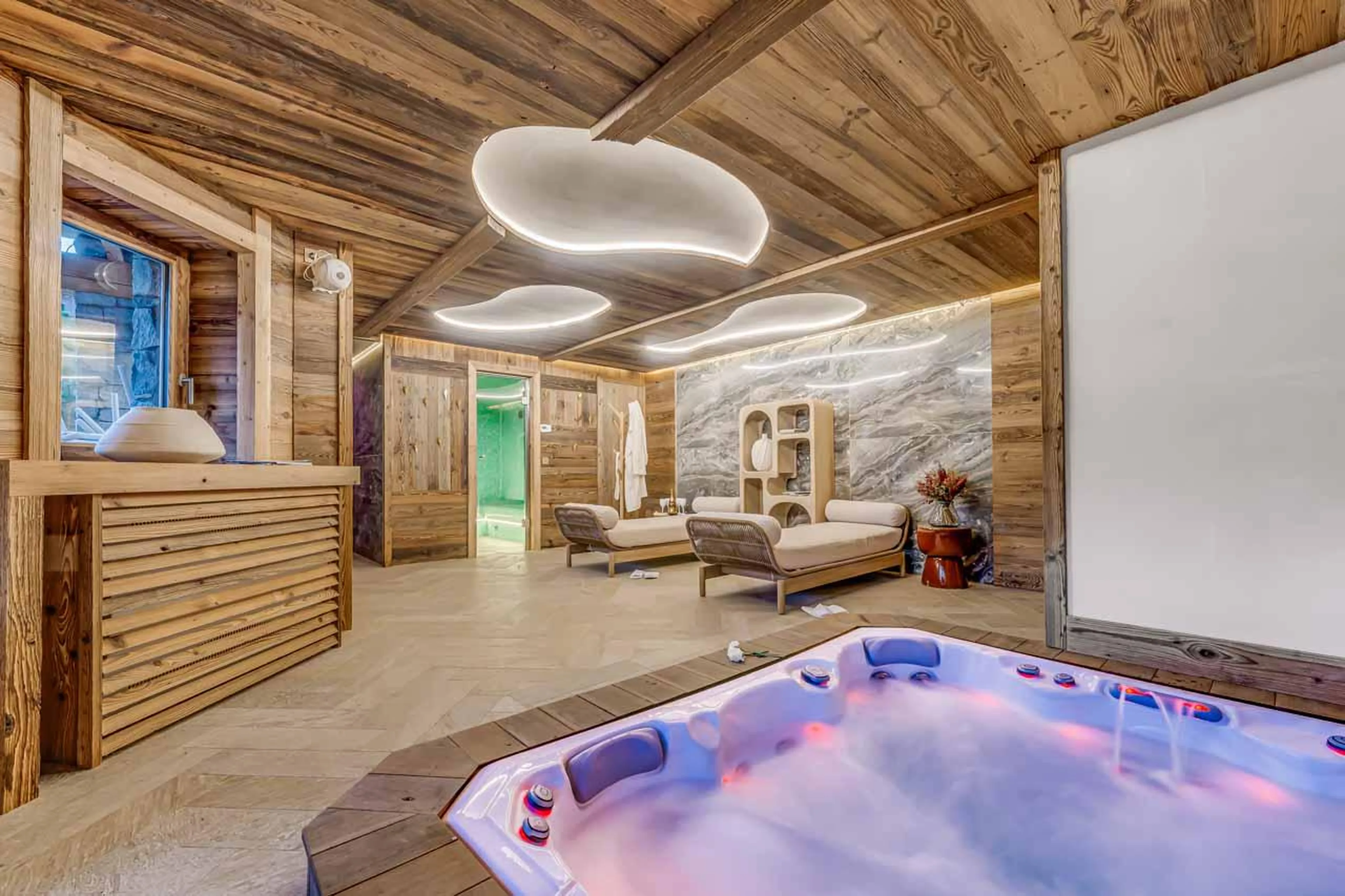 Hot tub and and loungers in Chalet Sneg, Tignes