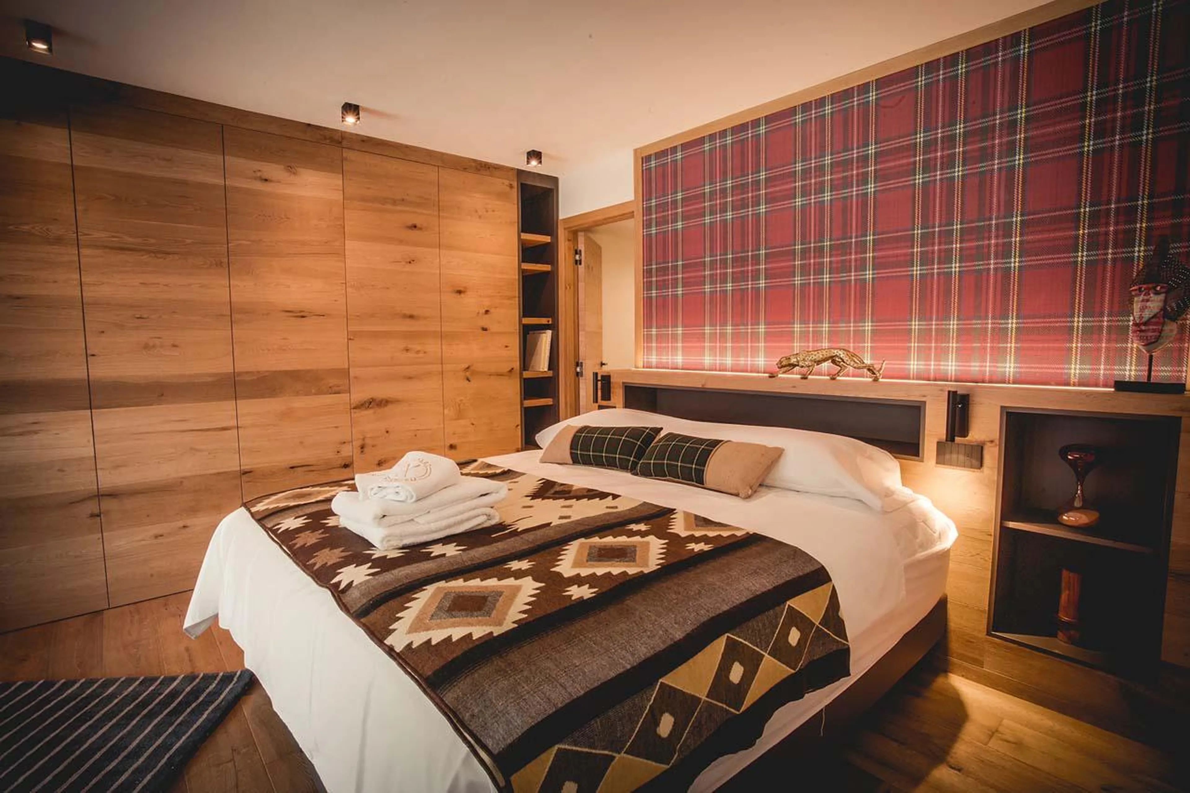 Master bedroom with king-size bed at Chalet Snostorm in Breuil-Cervinia