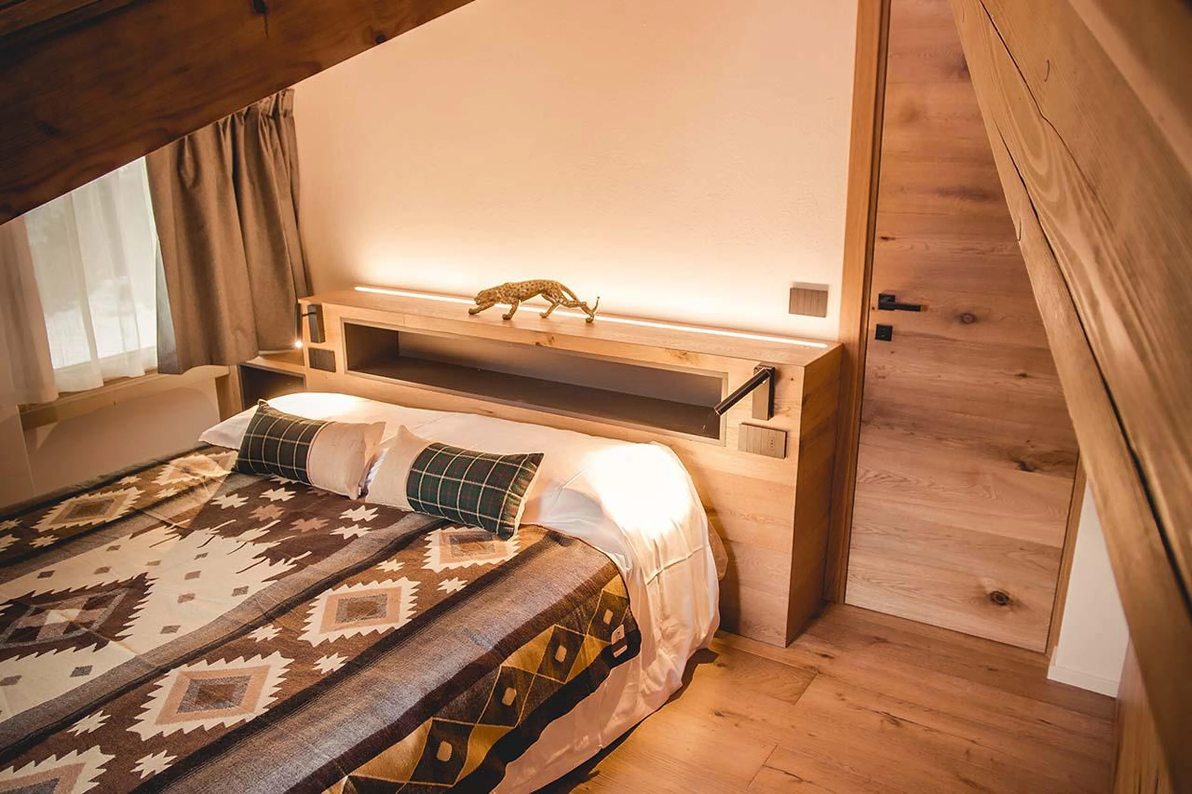 Bedroom with double/twin beds and private shower room at Chalet Snostorm in Breuil-Cervinia