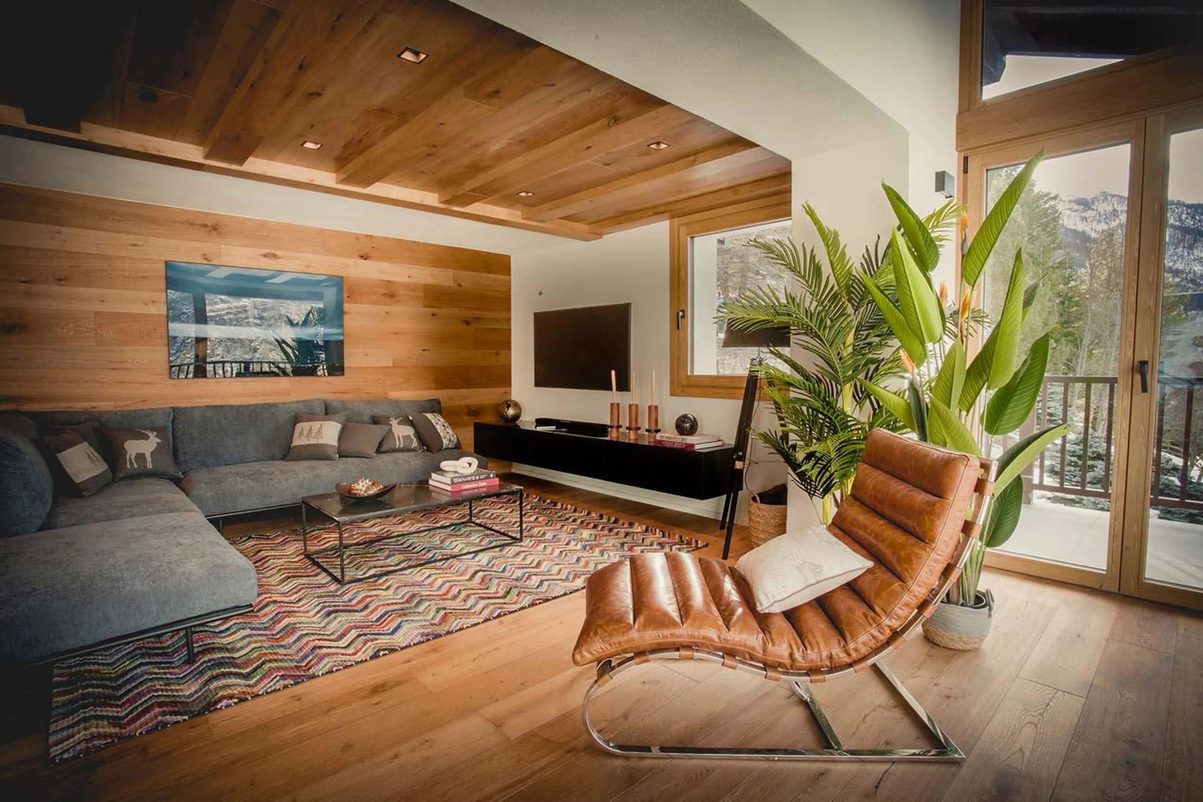 Large L-shaped sofas surrounding the TV at Chalet Snostorm in Breuil-Cervinia