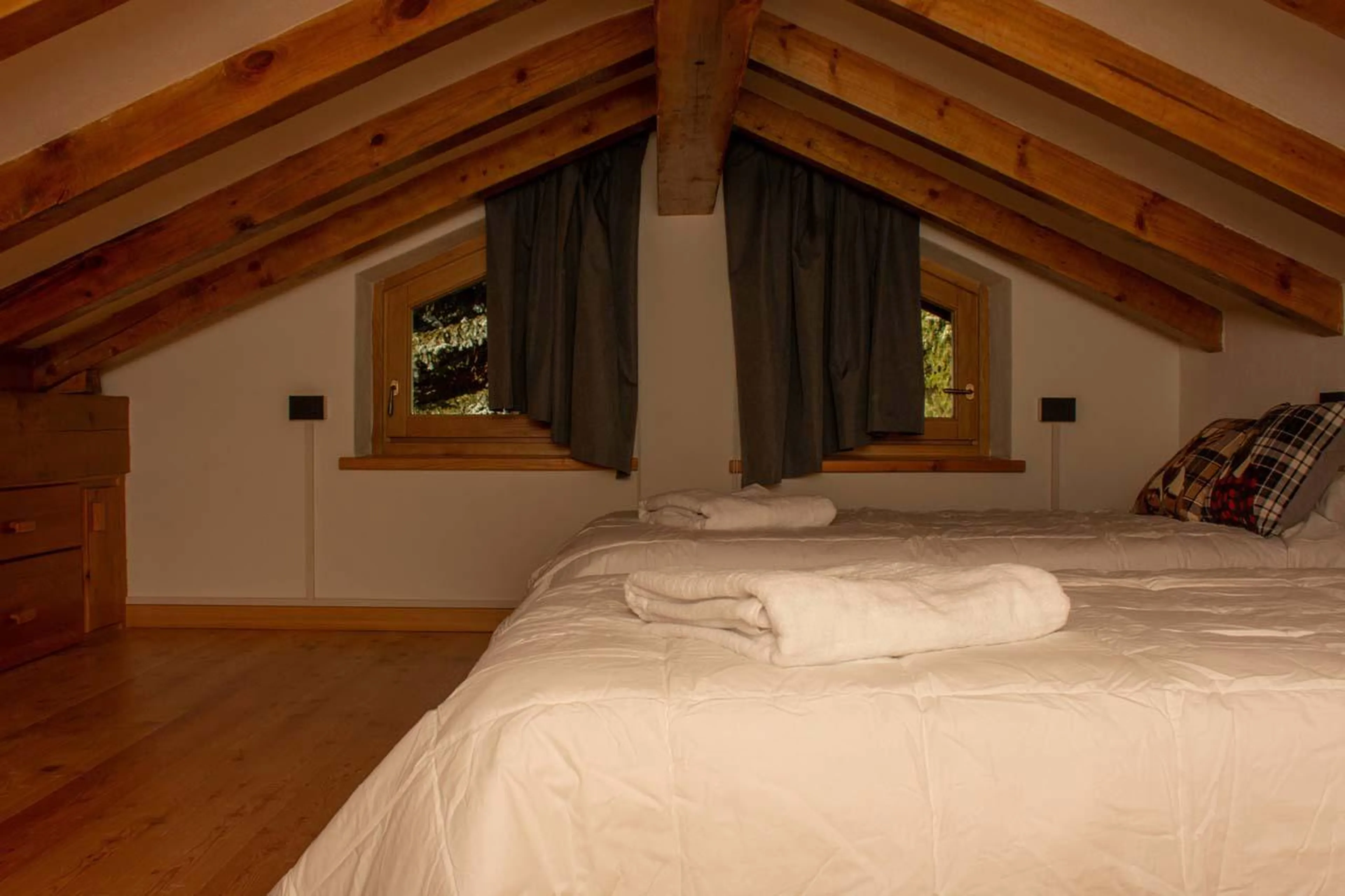 Sleeping loft with two twin beds at Chalet Snostorm in Breuil-Cervinia