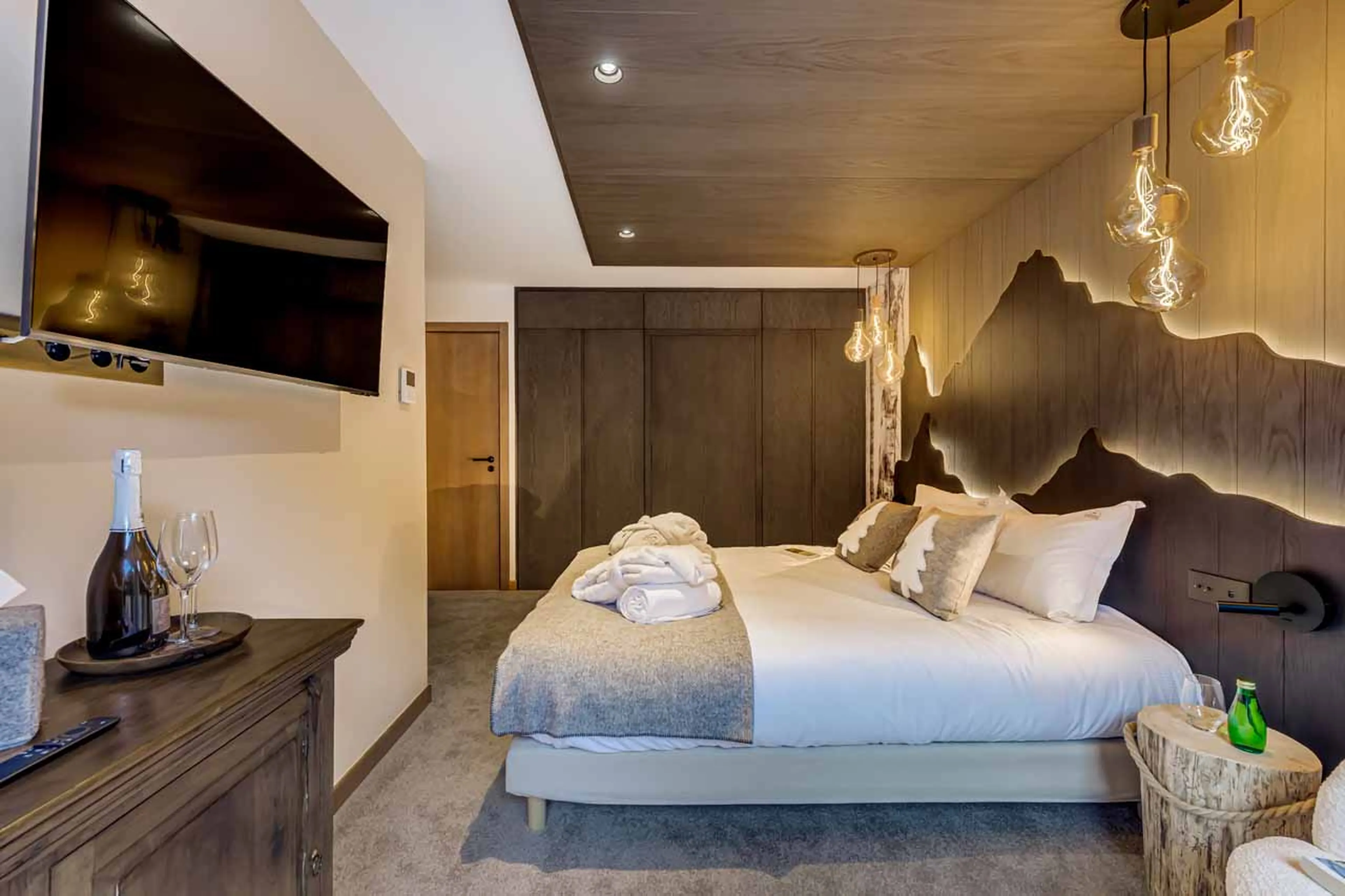 Double bedroom in Chalet Les Sources de la Davie, Tignes
