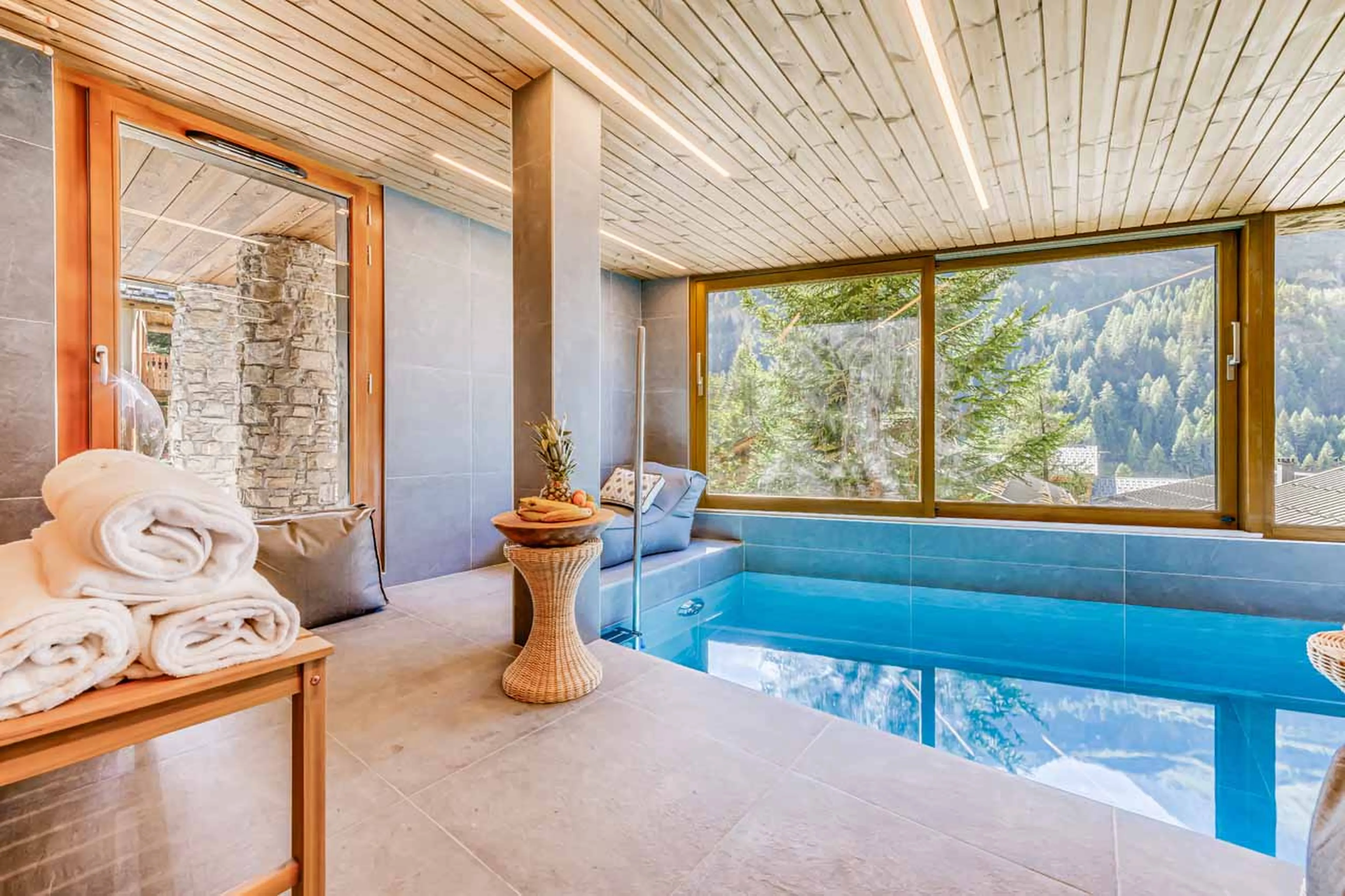 Swimming pool in Chalet Les Sources de la Davie, Tignes