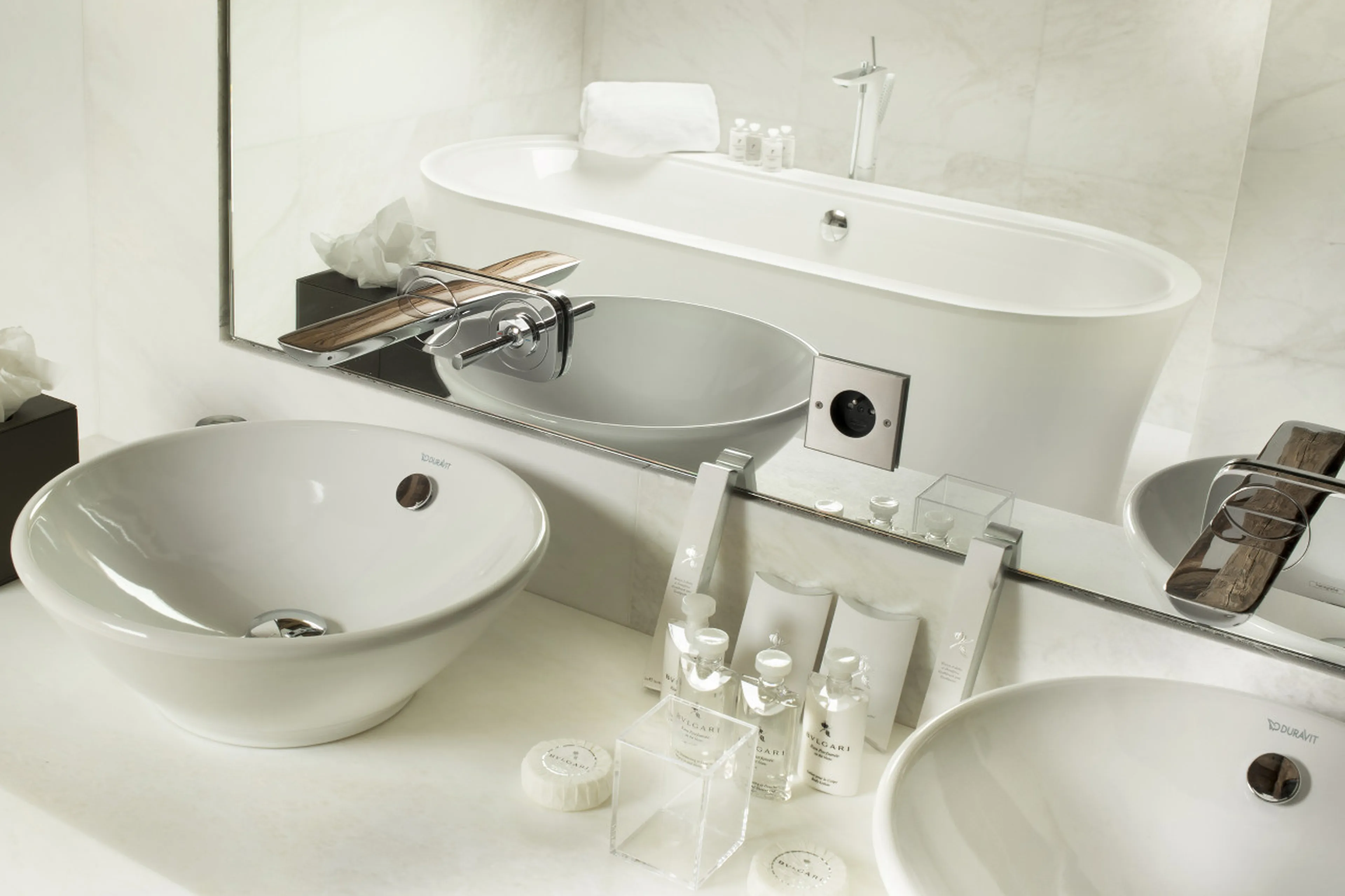 Double basin in en-suite bathroom of Chalet Tahoe in Courchevel 1850
