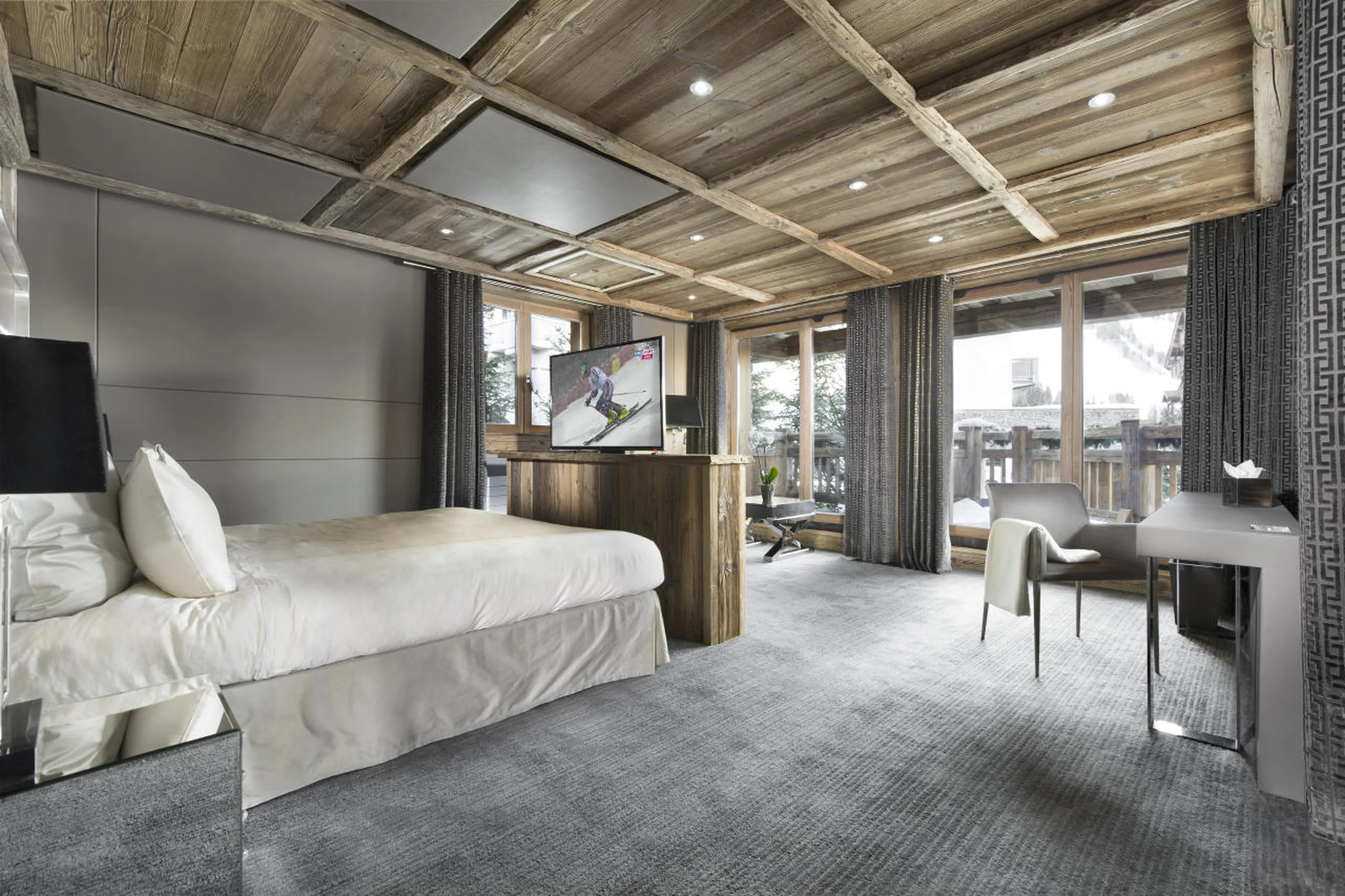 Double bedroom with balcony access in Chalet Tahoe in Courchevel 1850